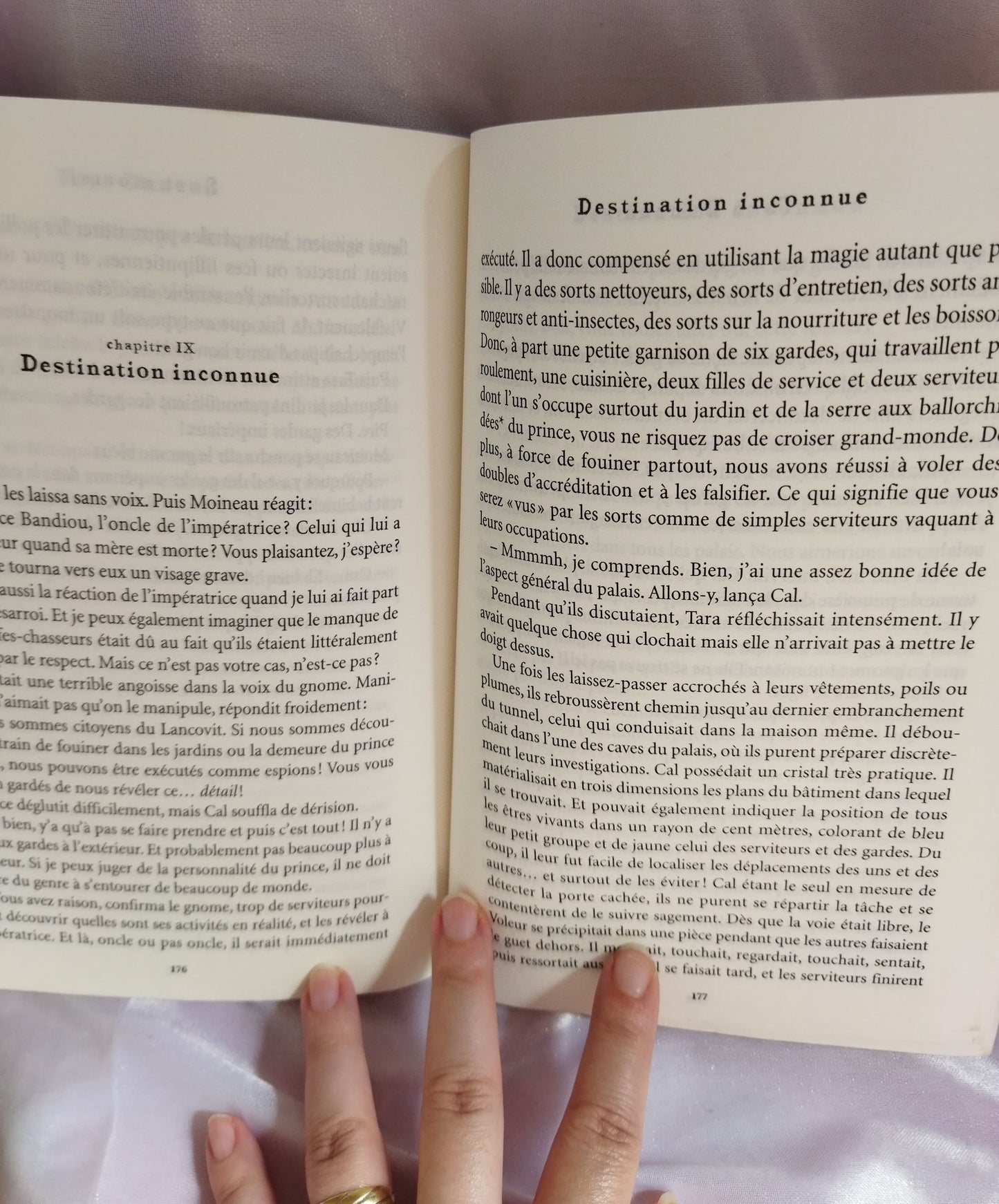 Livre d'histoire "Tara Duncan Tome 2 Le Livre interdit"