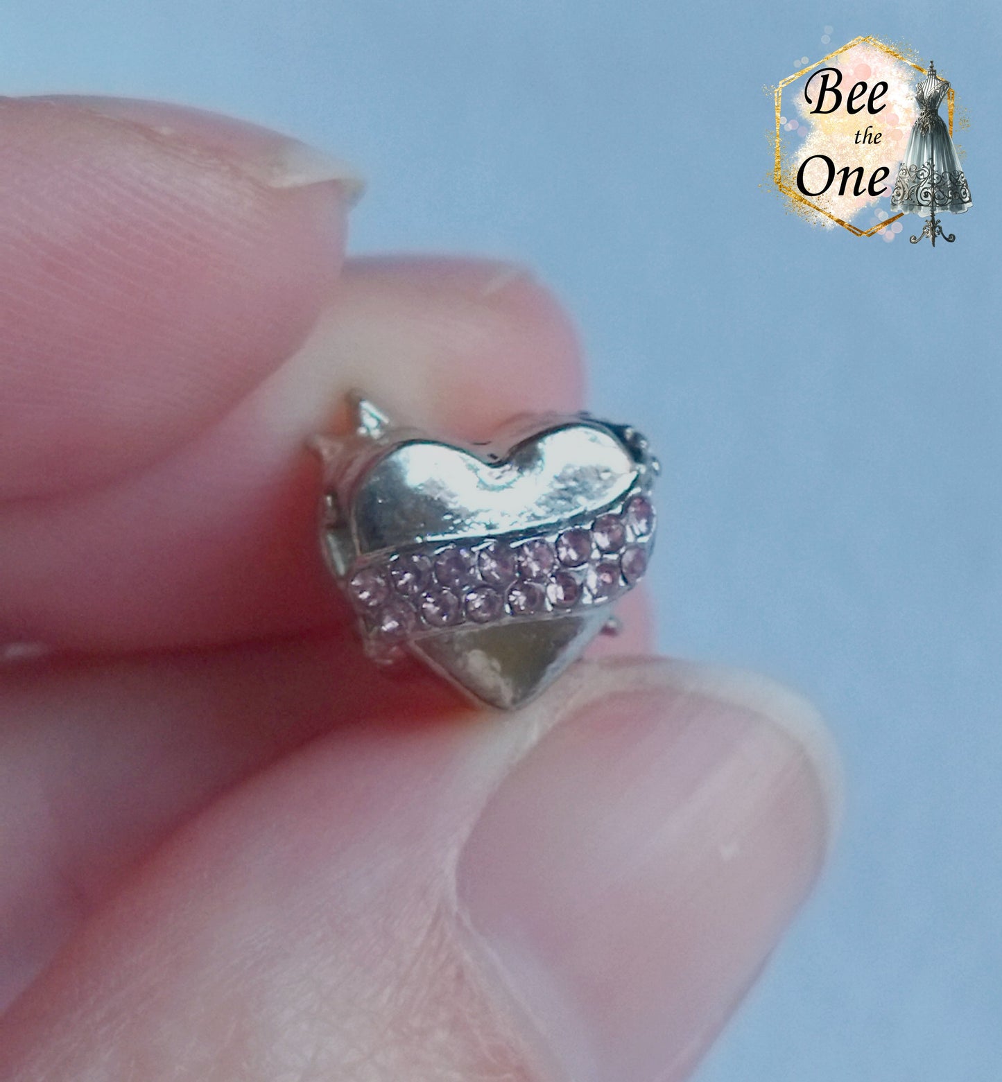 Perle petit coeur strass et noeud - en métal - 10 mm - trou 5 mm - strass bleus ou roses
