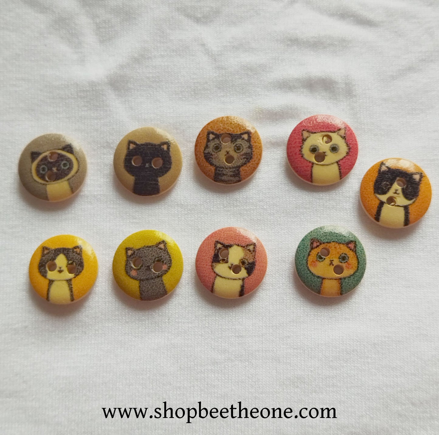 Bouton rond "Petit Chat moucheté" en bois - 15 mm - 9 coloris disponibles