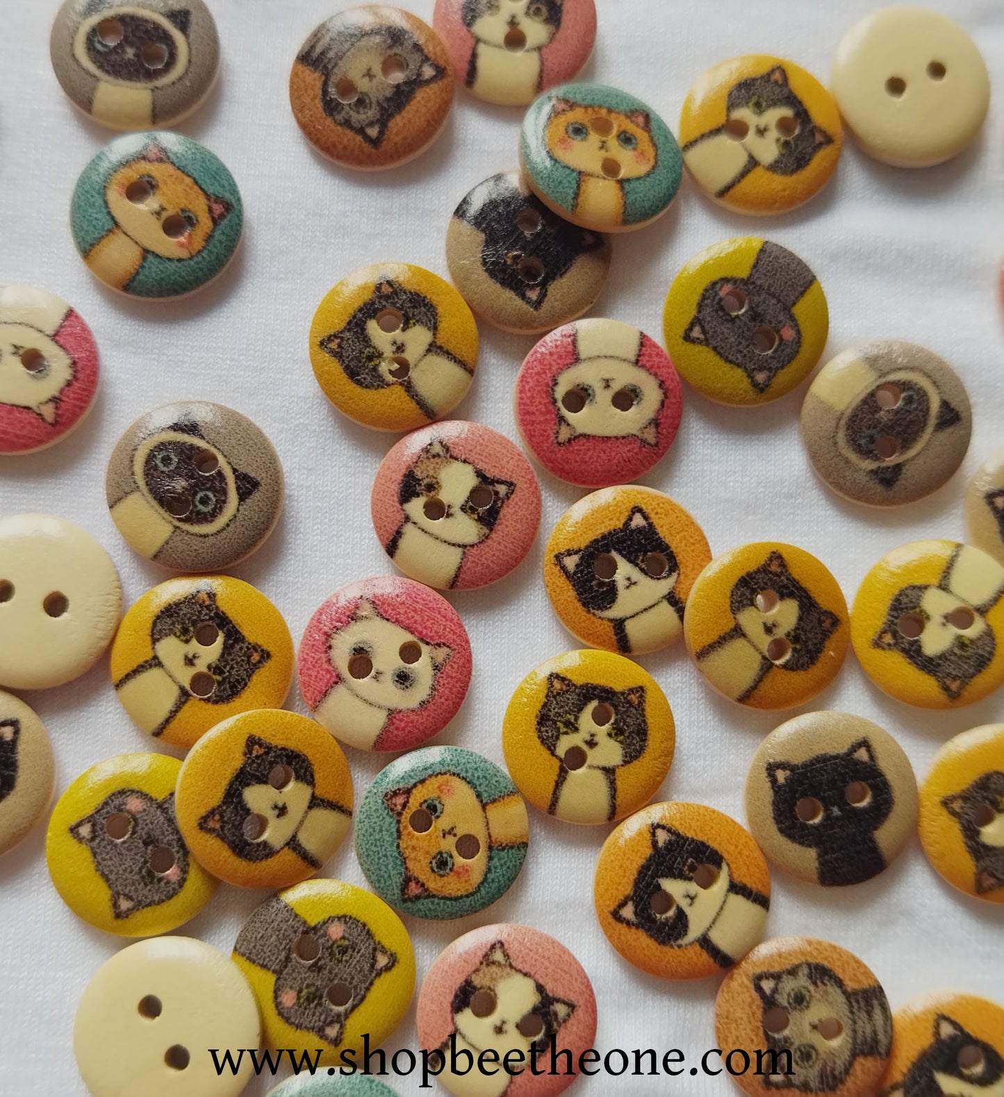 Bouton rond "Petit Chat moucheté" en bois - 15 mm - 9 coloris disponibles
