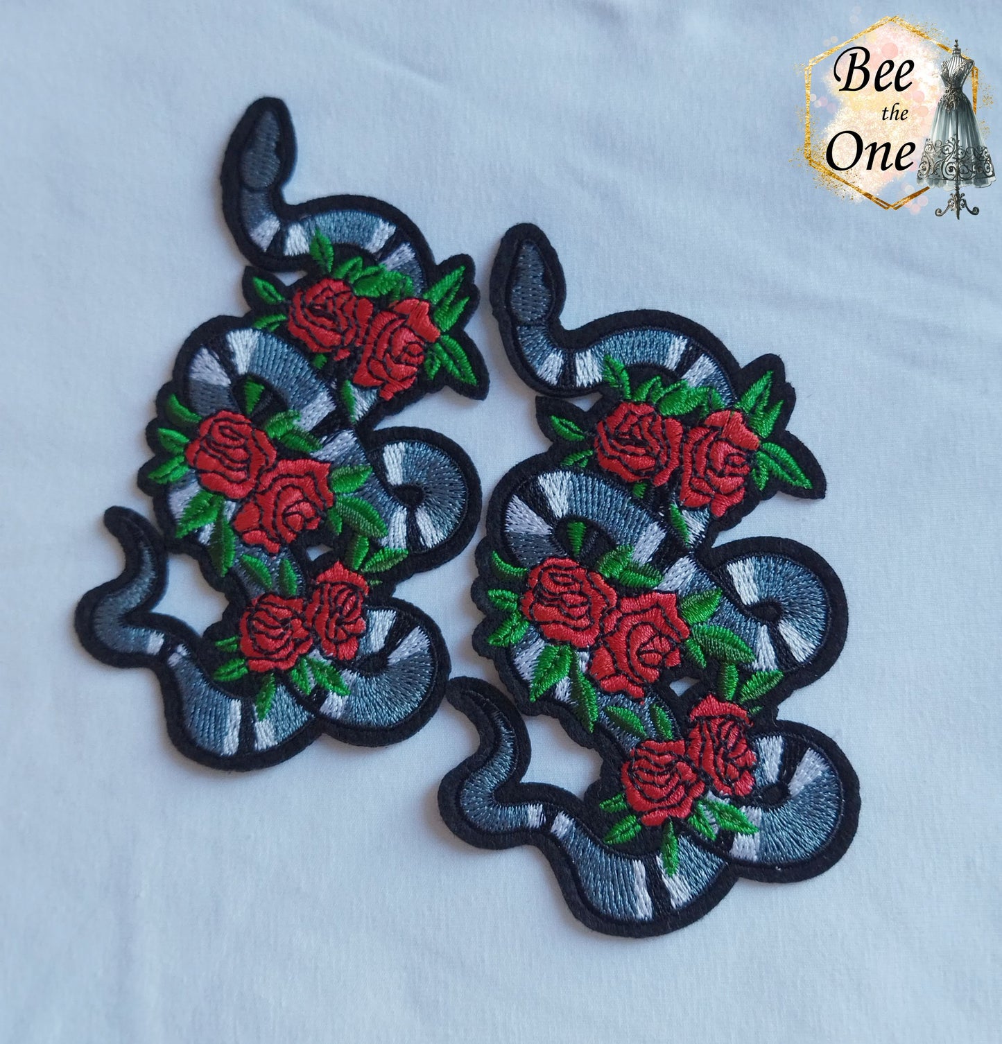Ecusson patch brodé applique Serpent gris et fleurs (à coudre ou repasser)
