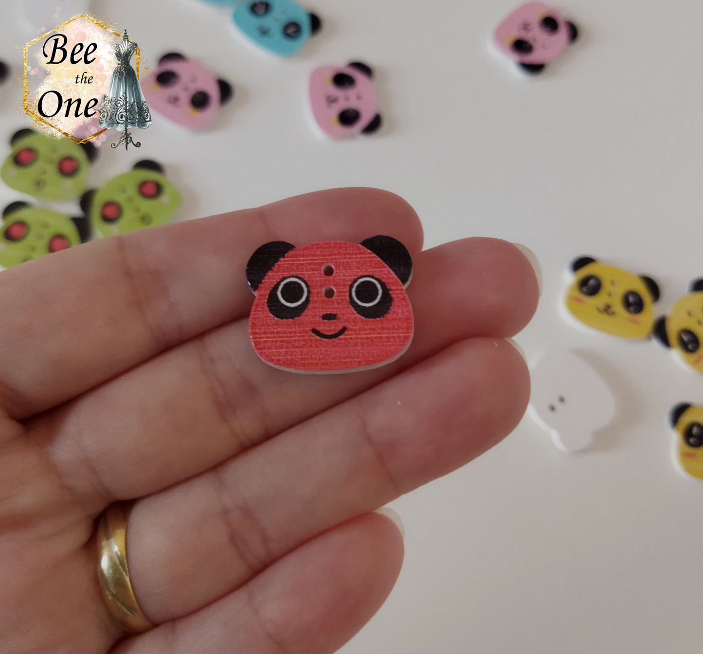 Bouton Tête de panda émoticône colorée en bois - 22 mm - 5 coloris disponibles