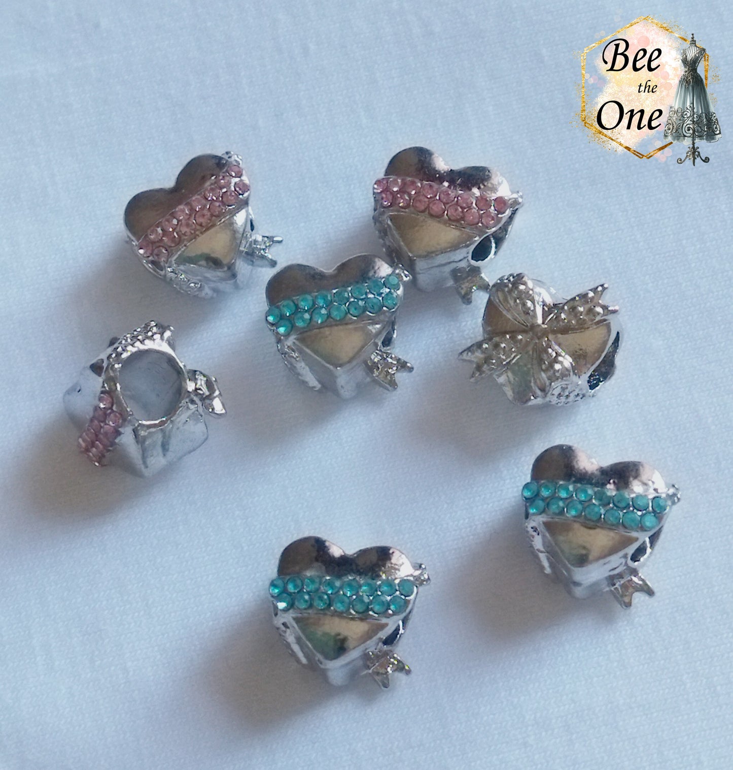 Perle petit coeur strass et noeud - en métal - 10 mm - trou 5 mm - strass bleus ou roses