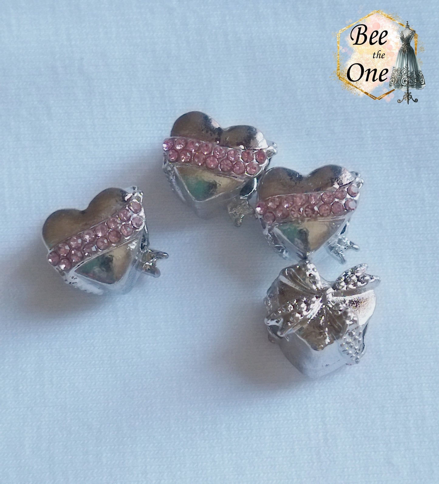 Perle petit coeur strass et noeud - en métal - 10 mm - trou 5 mm - strass bleus ou roses