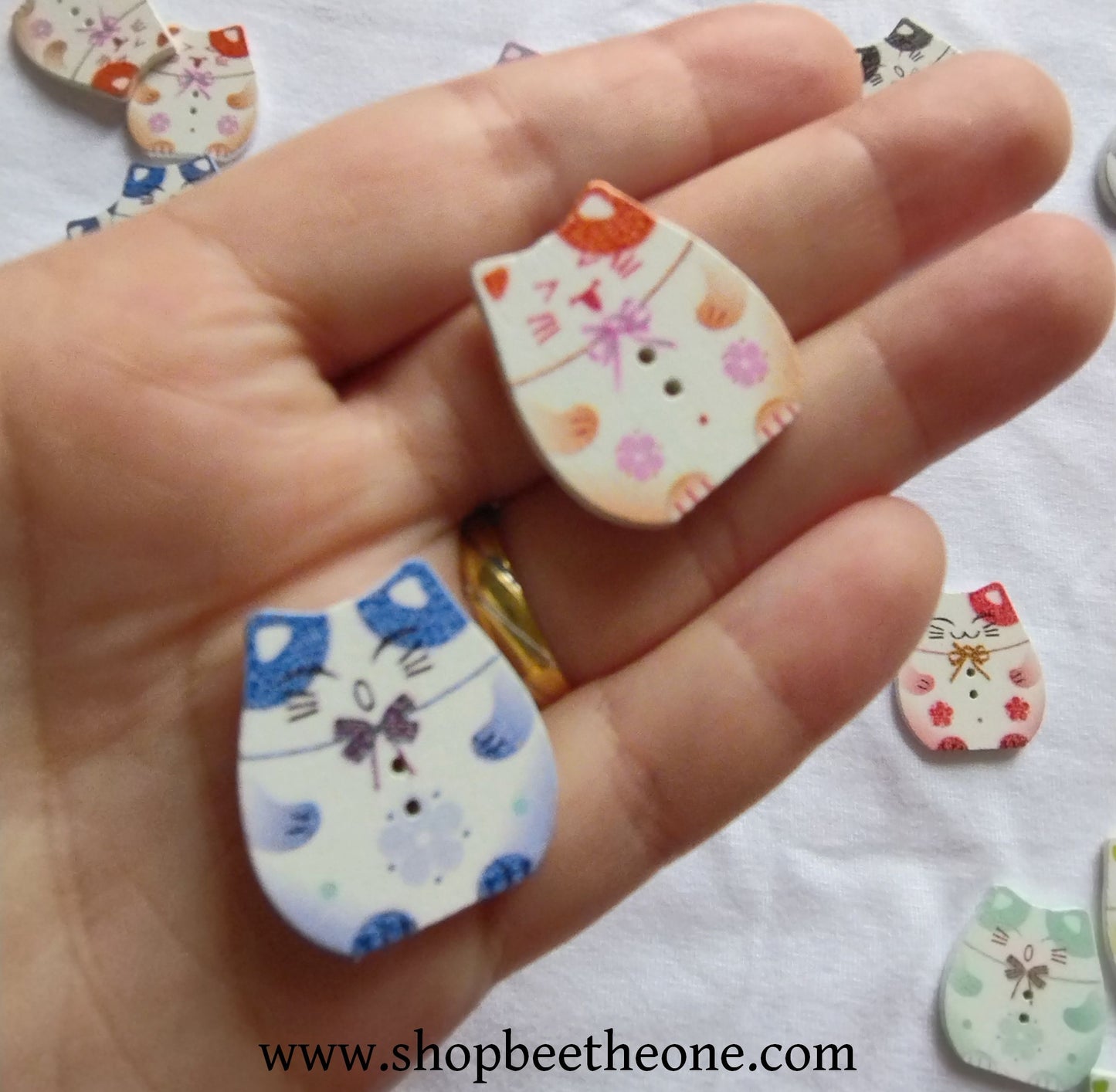 Bouton Chat porte-bonheur japonais "Maneki-neko" en bois - 25 mm - 8 coloris disponibles