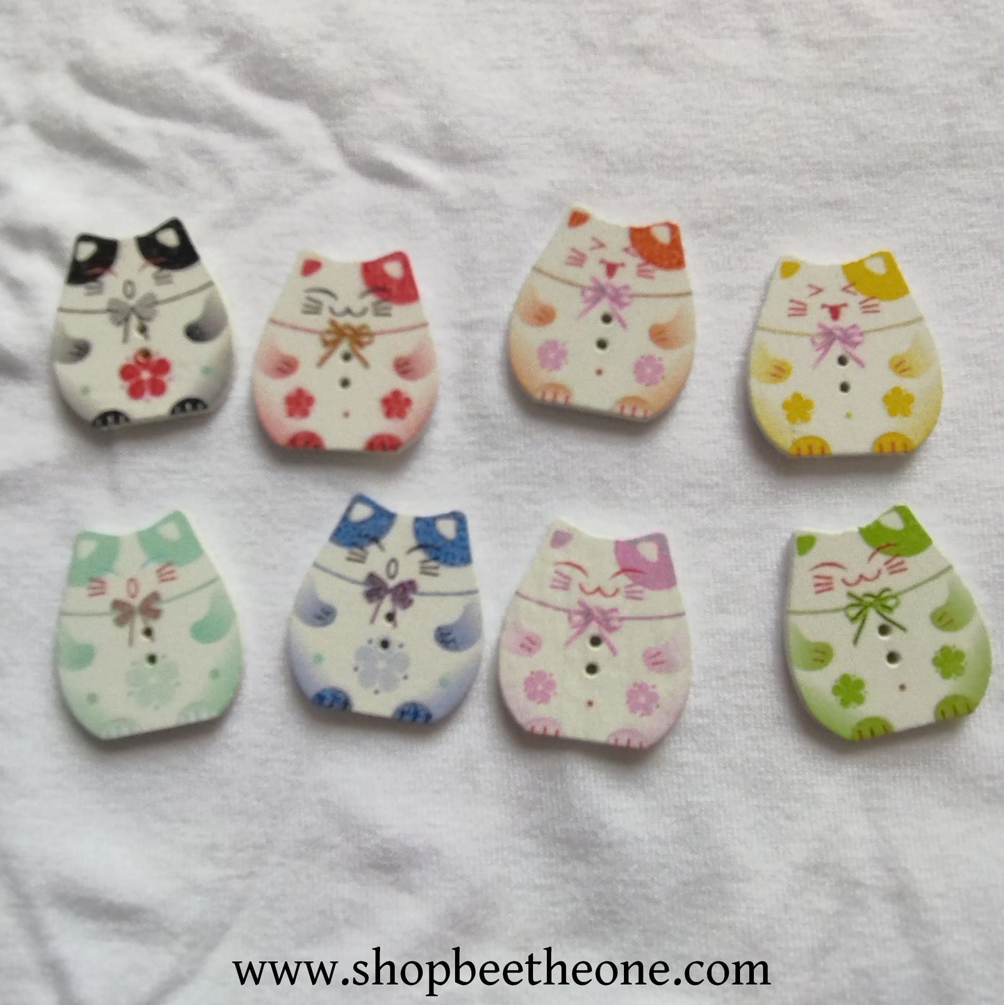 Bouton Chat porte-bonheur japonais "Maneki-neko" en bois - 25 mm - 8 coloris disponibles