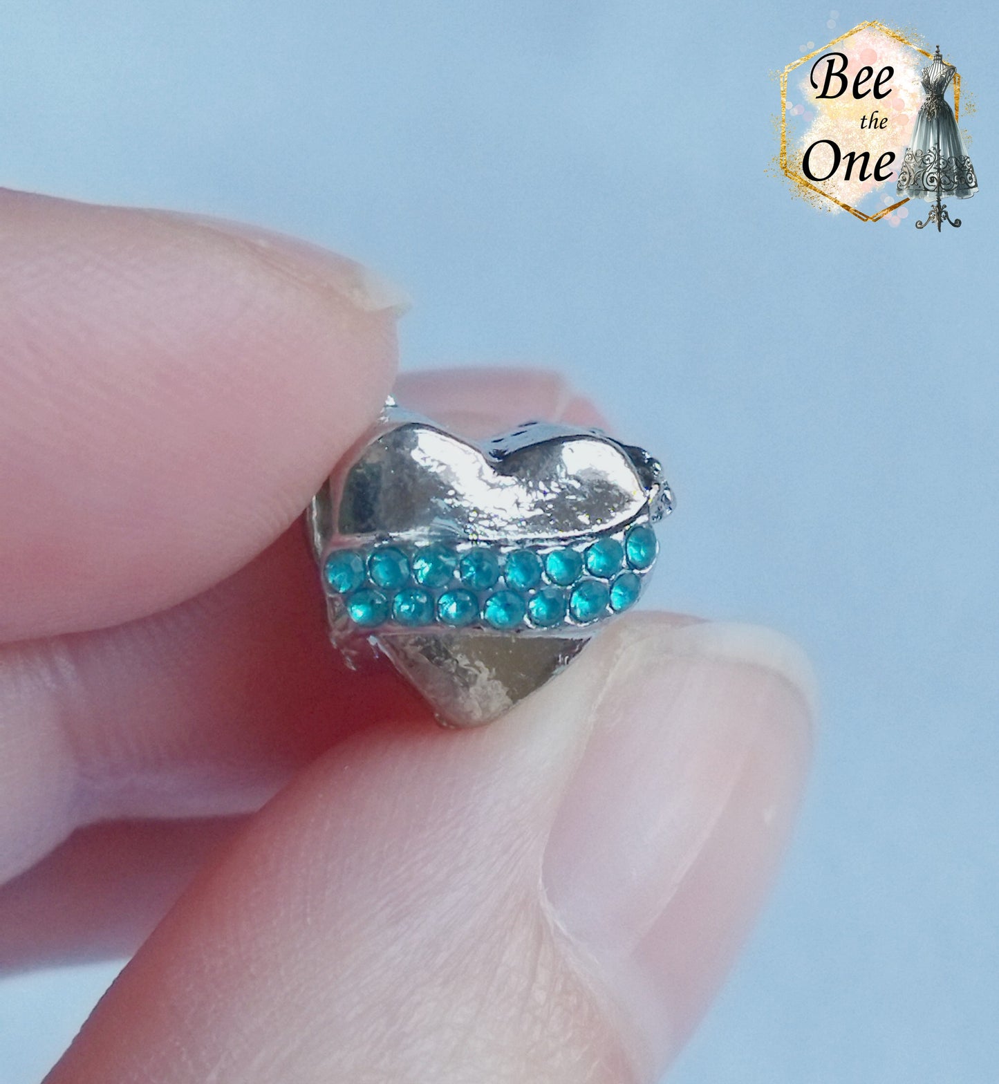 Perle petit coeur strass et noeud - en métal - 10 mm - trou 5 mm - strass bleus ou roses