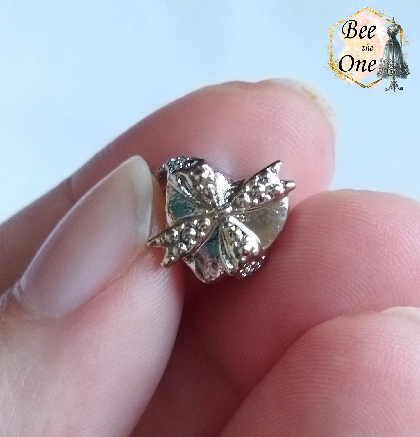 Perle petit coeur strass et noeud - en métal - 10 mm - trou 5 mm - strass bleus ou roses