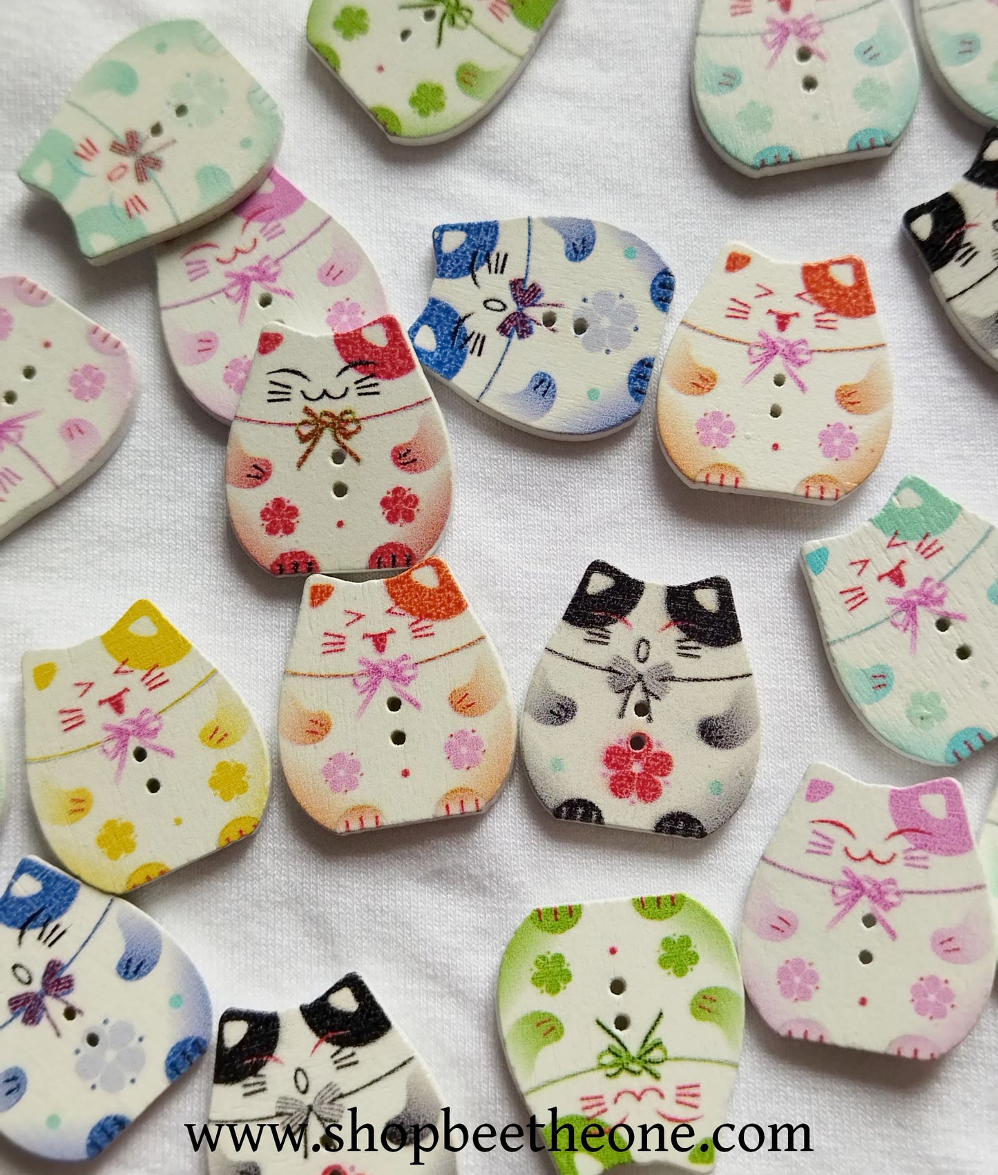 Bouton Chat porte-bonheur japonais "Maneki-neko" en bois - 25 mm - 8 coloris disponibles