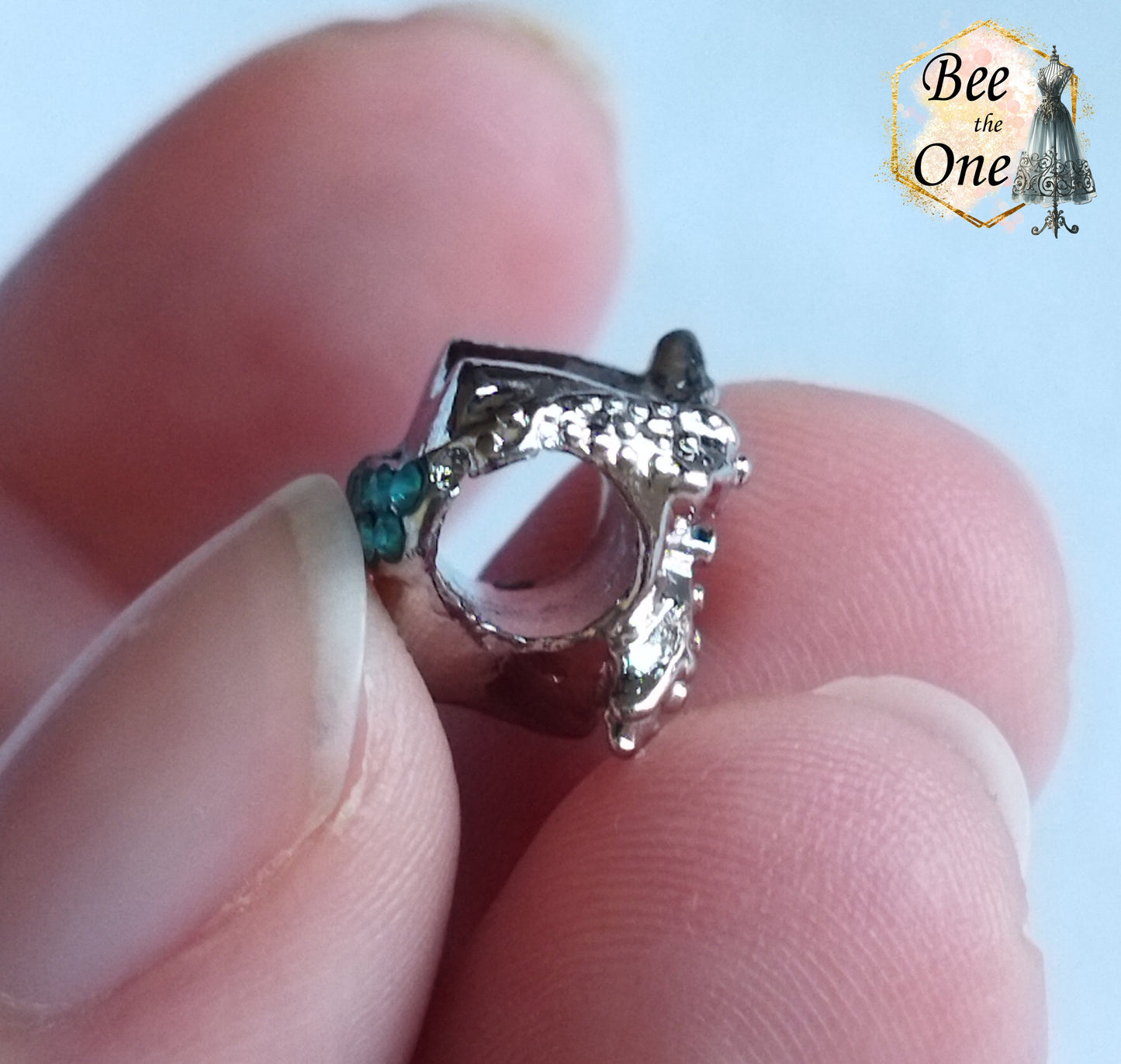 Perle petit coeur strass et noeud - en métal - 10 mm - trou 5 mm - strass bleus ou roses