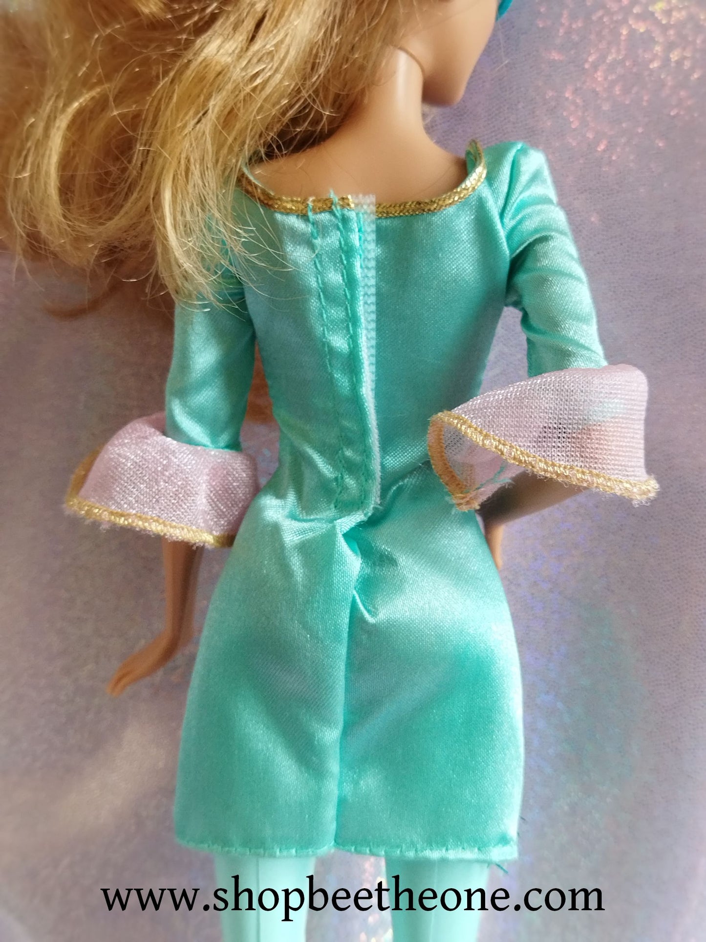 Barbie et les Trois Mousquetaires (Barbie and the 3 Musketeers) - Aramina 2-en-1 - Mattel 2009 - Poupée - Vêtement - Chaussures