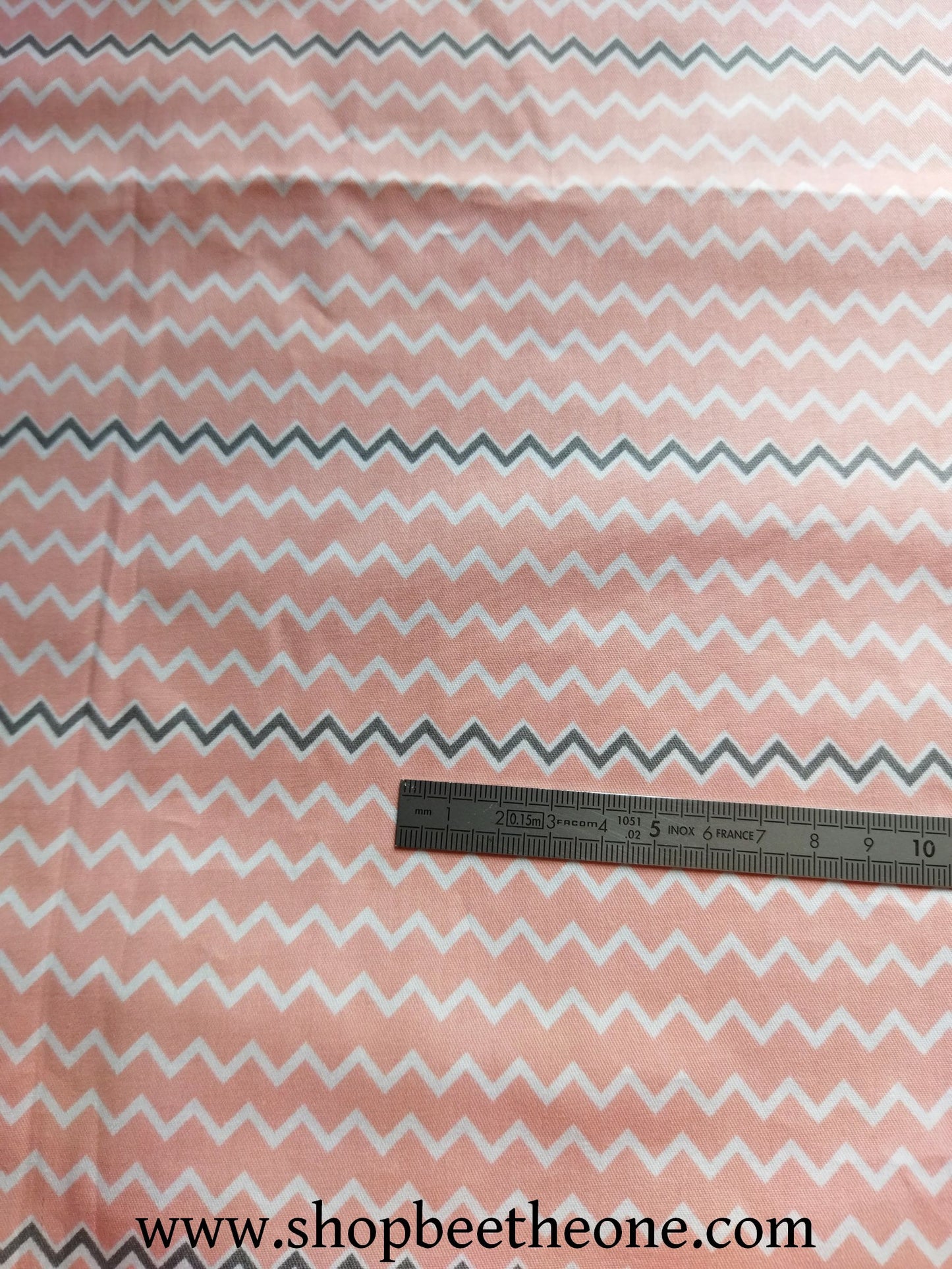 Coupon de twill coton "Chevrons bicolores" - 50 x 50 cm - fond rose