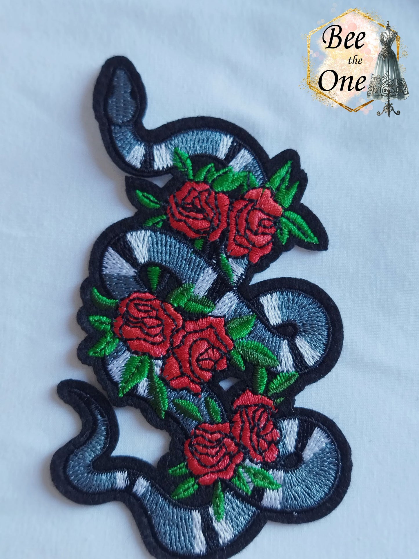 Ecusson patch brodé applique Serpent gris et fleurs (à coudre ou repasser)