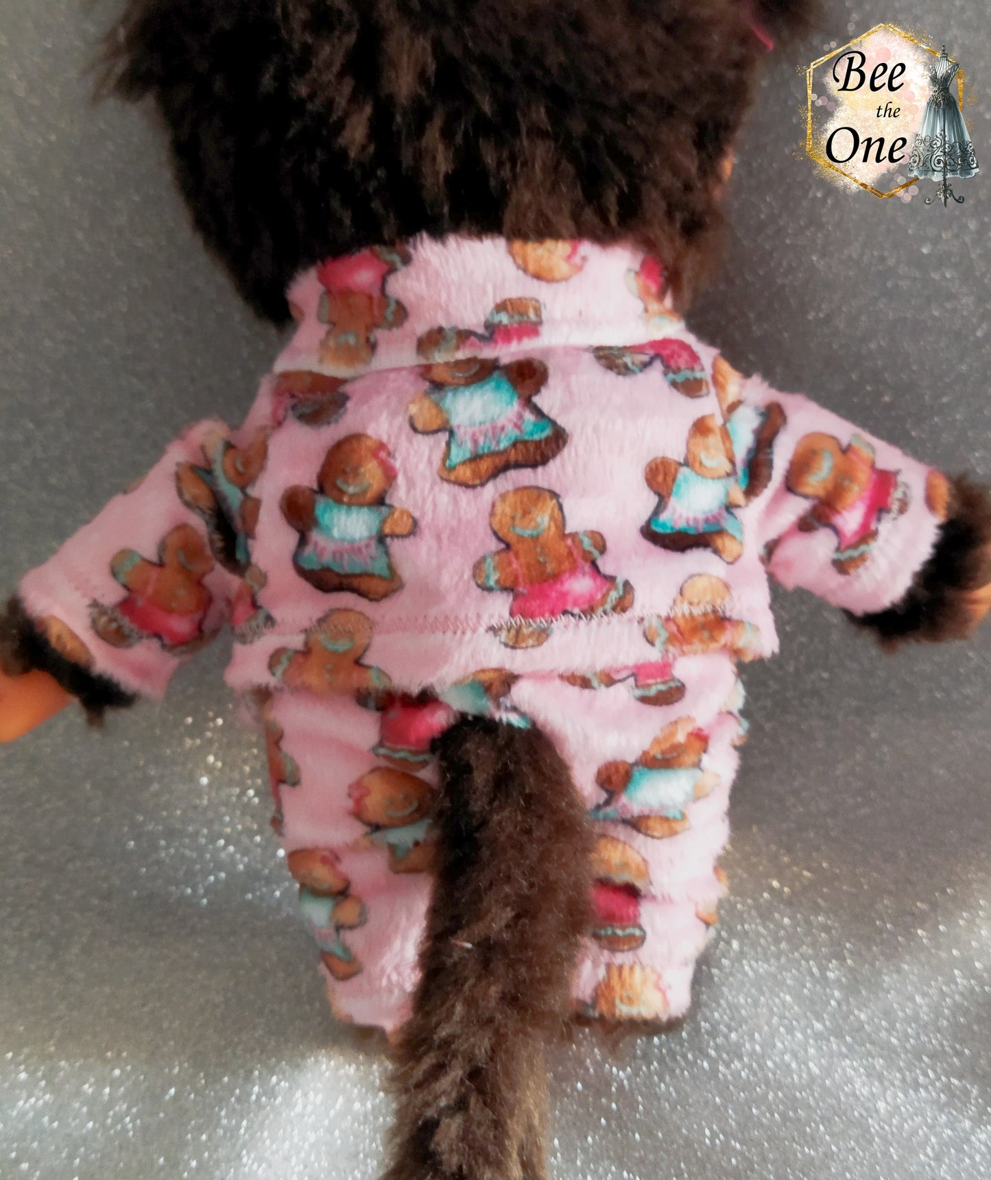 Pyjama hiver pour peluche 20 cm en minky rose à motif de bonhommes en pain d'épice, décoré de deux gros boutons roses sur le devant. Vue de dos