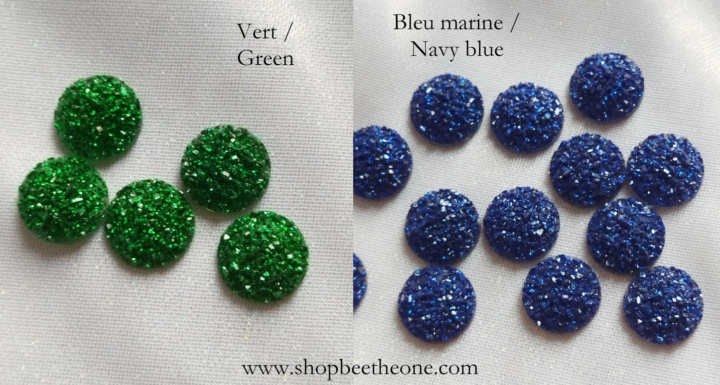 Cabochon rond demi-perle effet druzy (géode) - reflets pailletés ton sur ton - 12 mm - 14 coloris