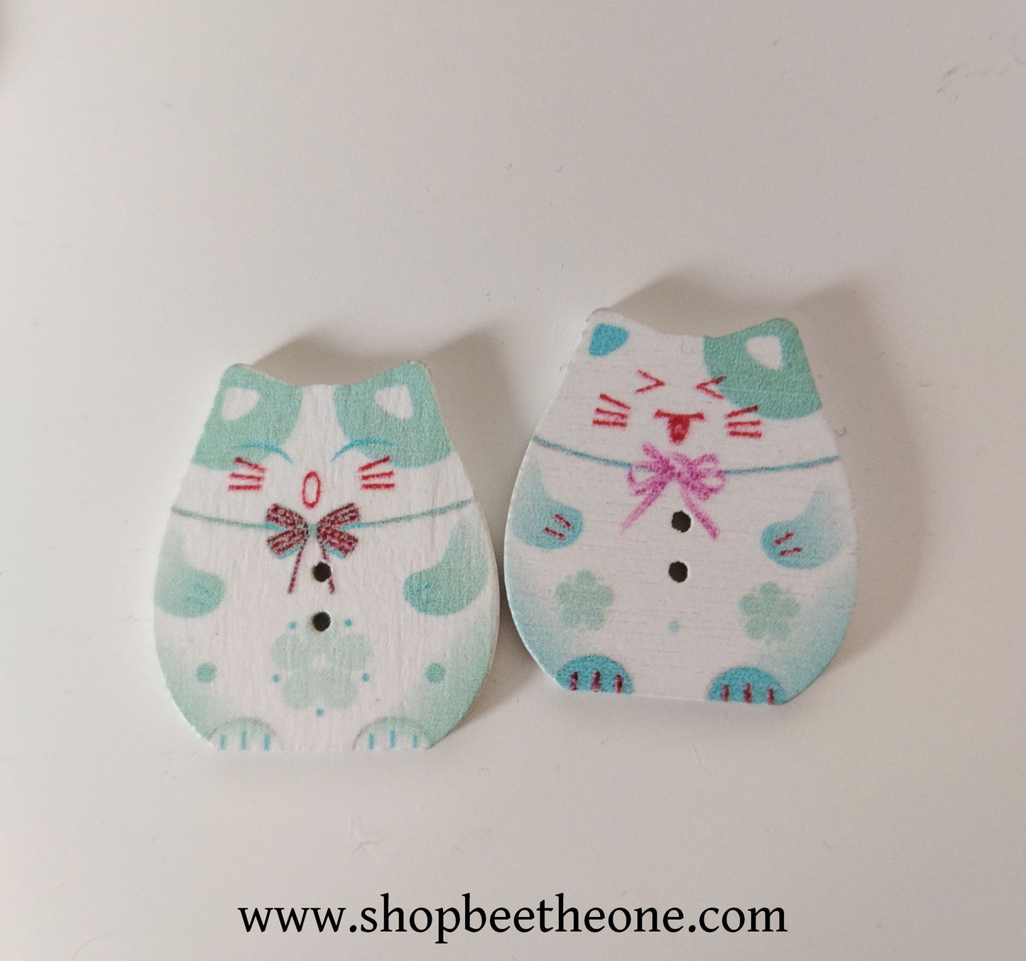 Bouton Chat porte-bonheur japonais "Maneki-neko" en bois - 25 mm - 8 coloris disponibles