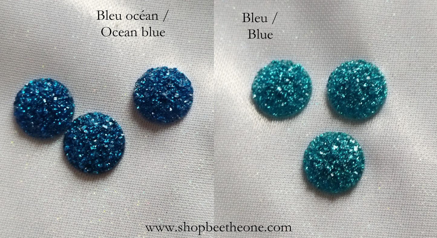 Cabochon rond demi-perle effet druzy (géode) - reflets pailletés ton sur ton - 12 mm - 14 coloris