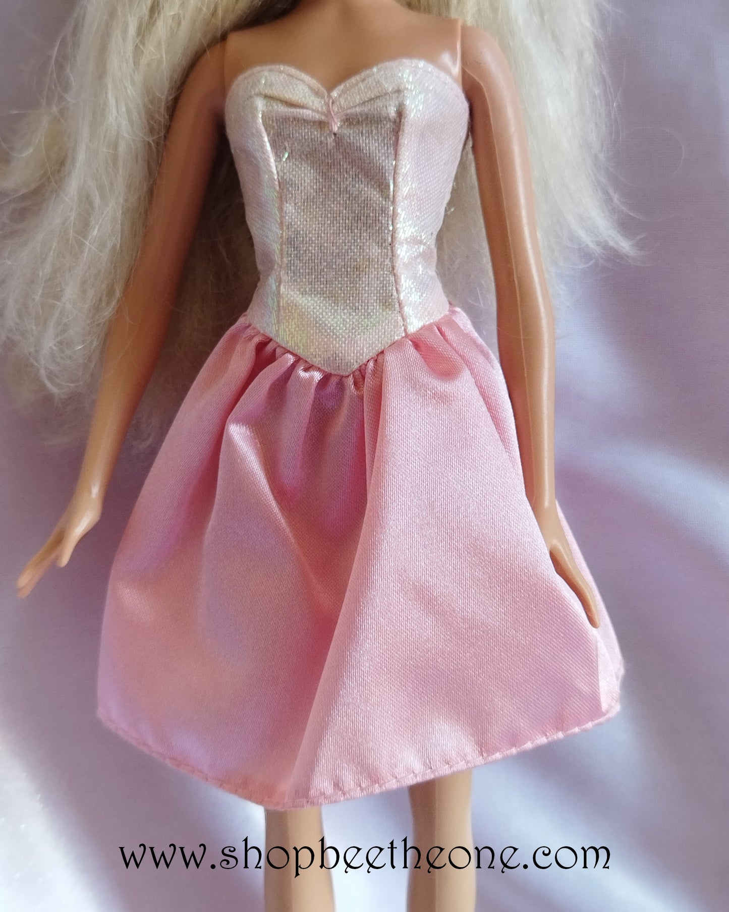 Barbie Coeur de Princesse (The Princess and the Pauper) - Princesse Anneliese - poupée et bracelet - Mattel 2007 - Poupée - vêtements