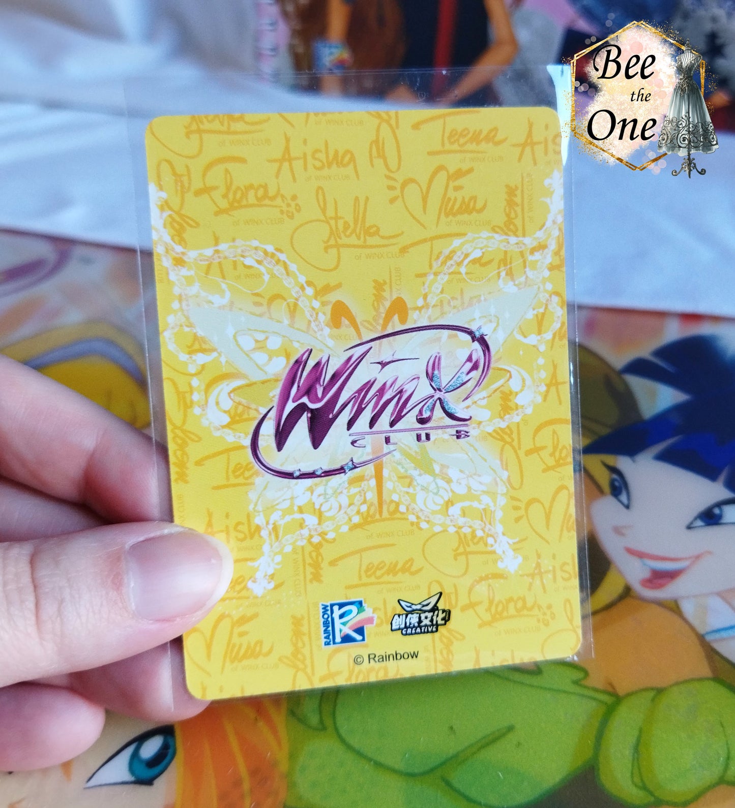 Cartes illustrées inspirées de Winx Club. Gros plan de la carte de dos