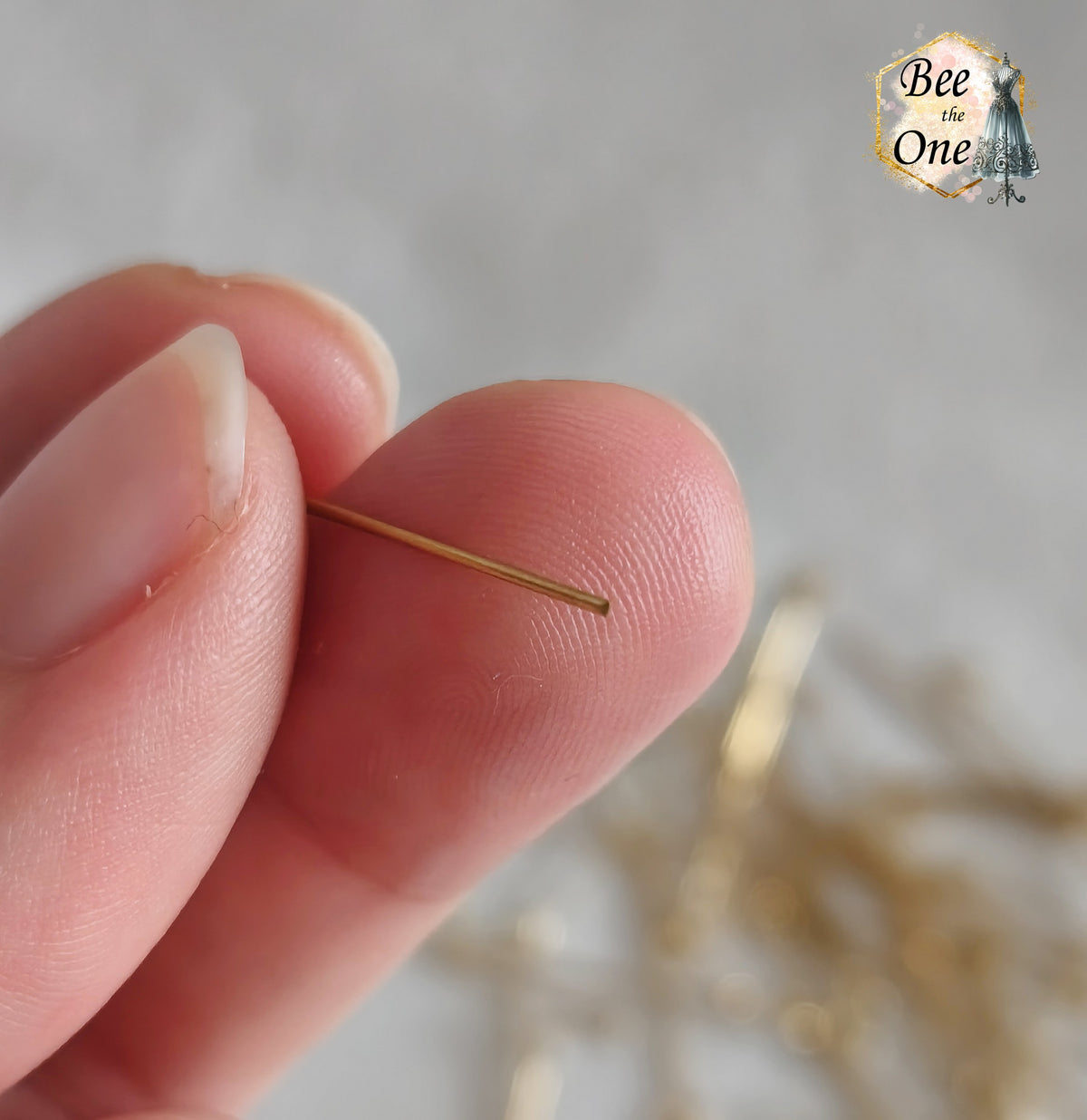Clou de bijoutier à œillet en acier inoxydable doré à l'or 18k de 26 mm. gros plan sur la pointe