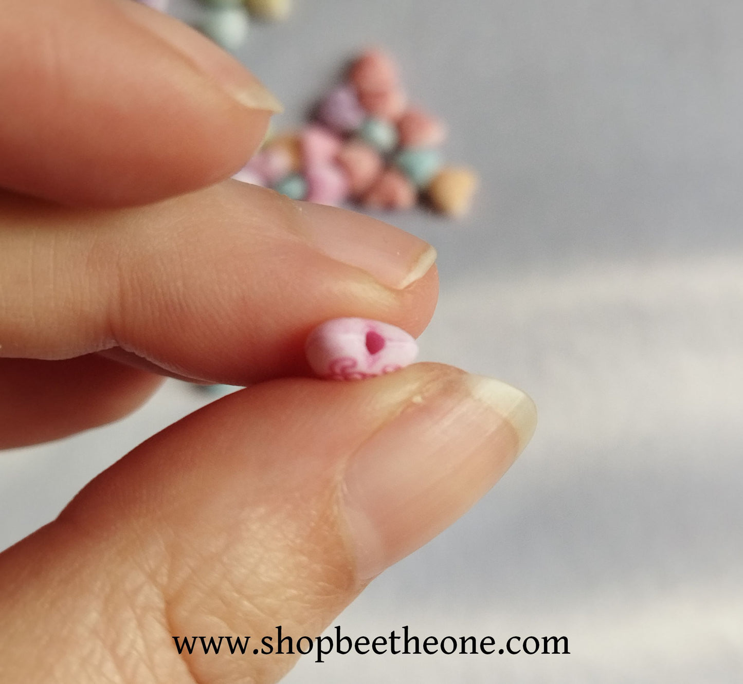 Perle mini coeur imprimé en résine - 7 mm - 9 coloris