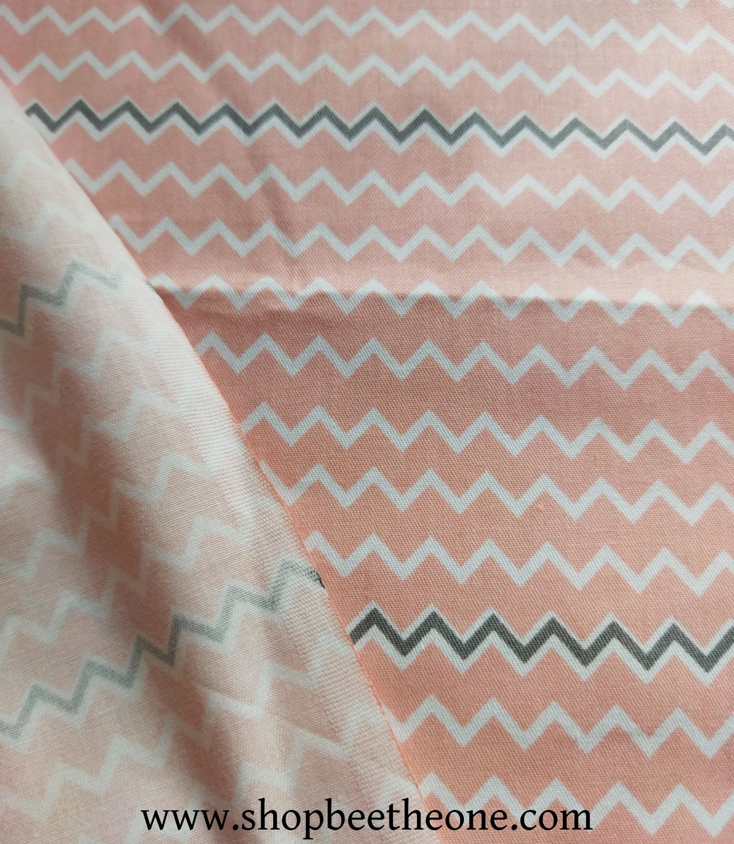 Coupon de twill coton "Chevrons bicolores" - 50 x 50 cm - fond rose