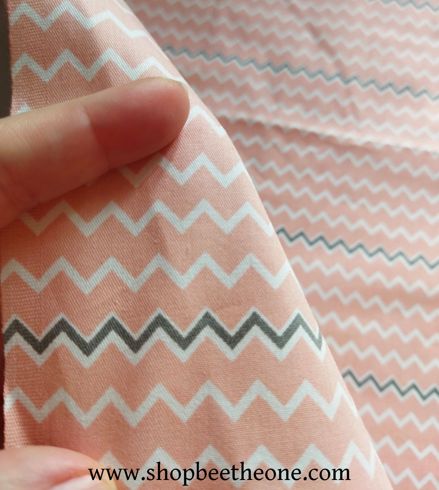 Coupon de twill coton "Chevrons bicolores" - 50 x 50 cm - fond rose