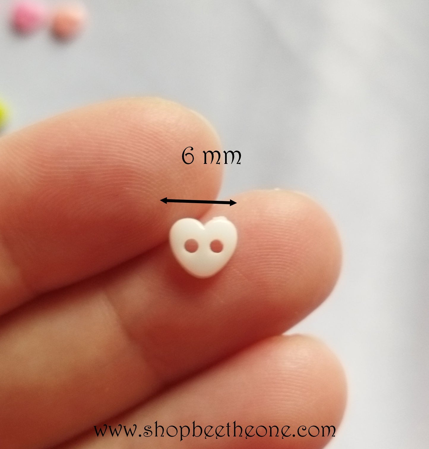 Mini Bouton Coeur en plastique - 6 mm - 12 coloris disponibles