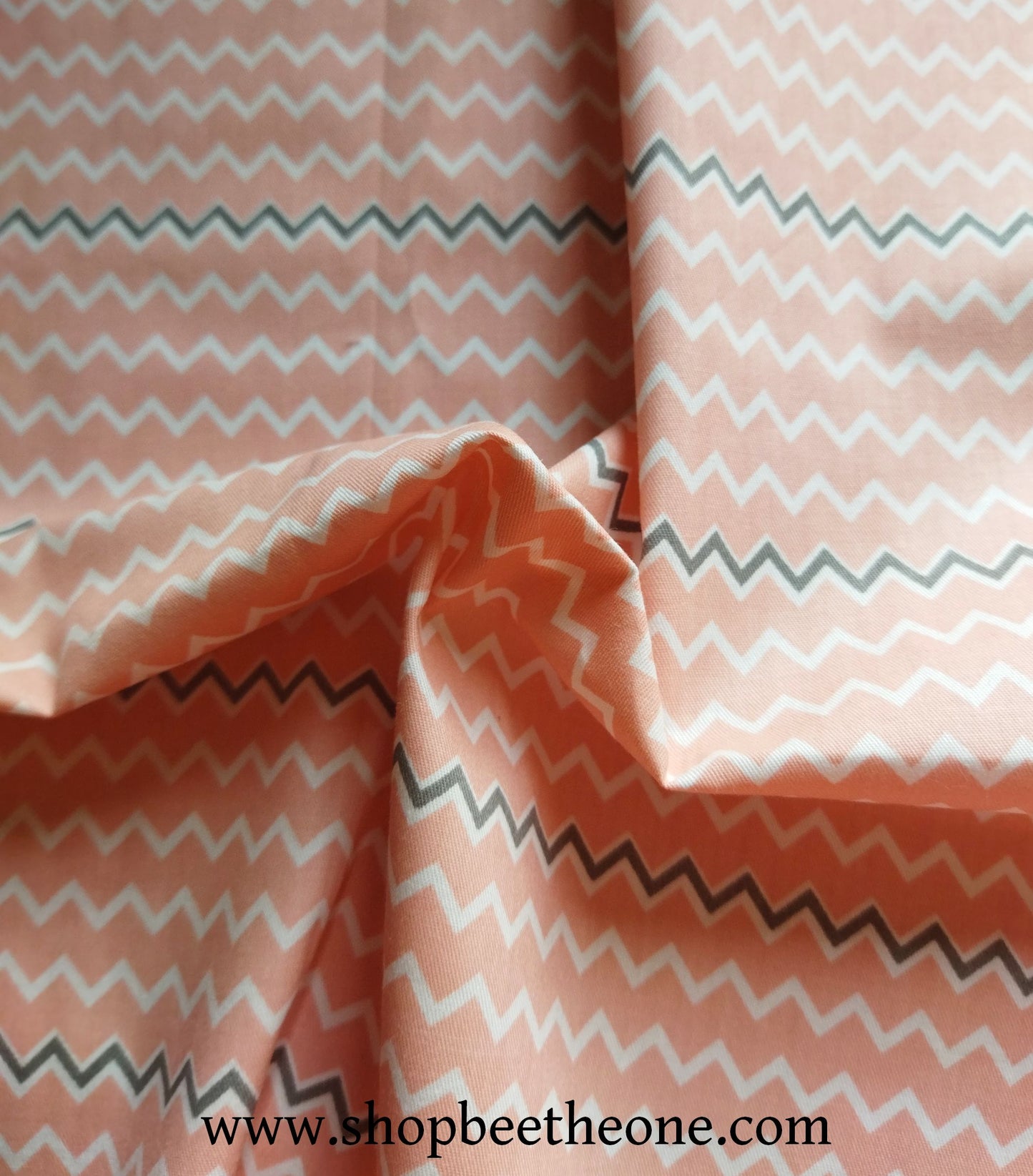 Coupon de twill coton "Chevrons bicolores" - 50 x 50 cm - fond rose
