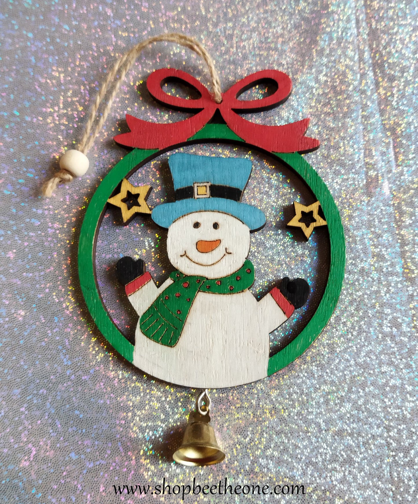 Suspension murale Décoration de Noël en bois peint avec grelot et cordelette - 3 modèles au choix - par Bee the One