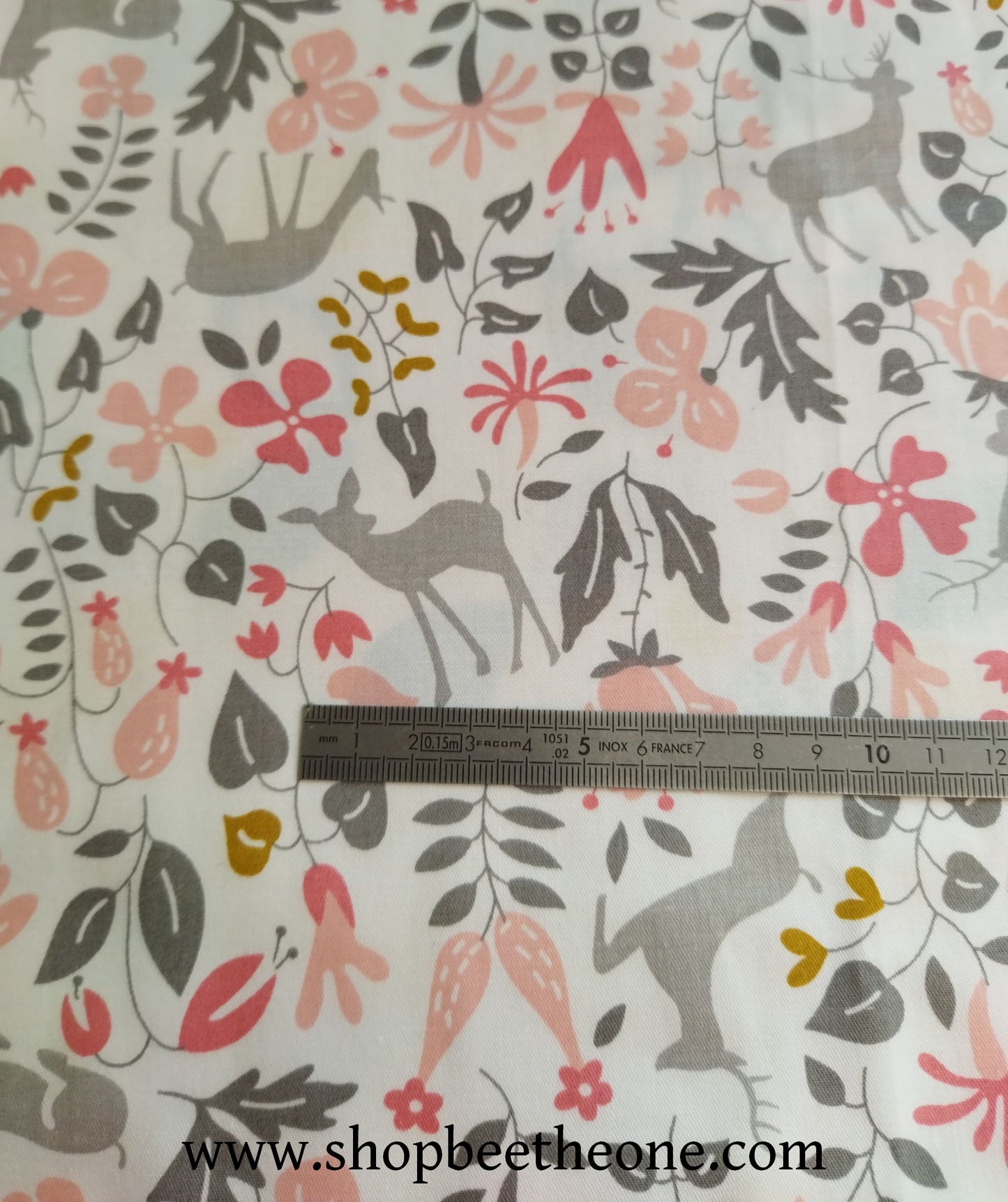 Coupon de twill coton "Cerfs, biches et fleurs" - 50 x 50 cm - rose/gris