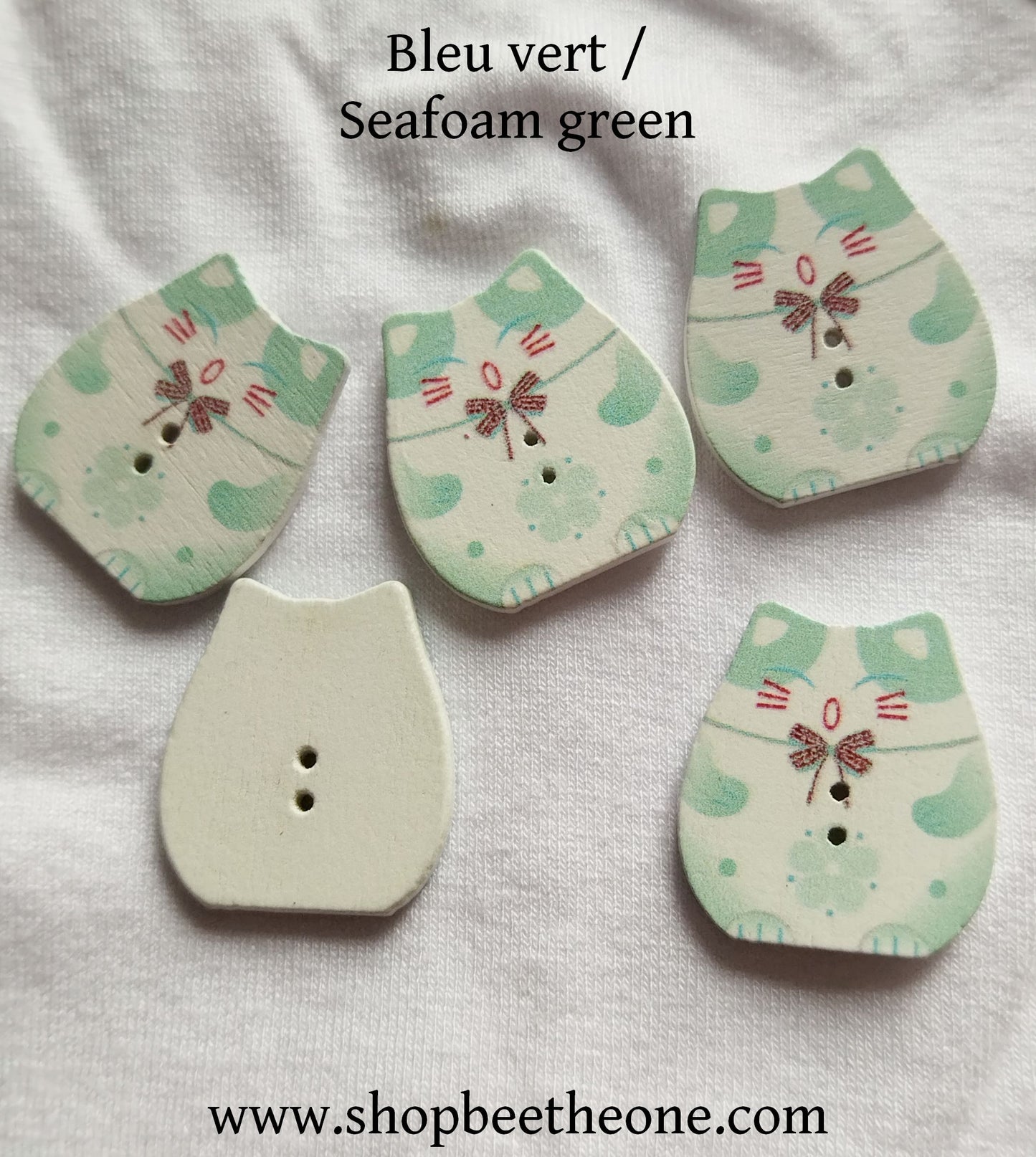 Bouton Chat porte-bonheur japonais "Maneki-neko" en bois - 25 mm - 8 coloris disponibles