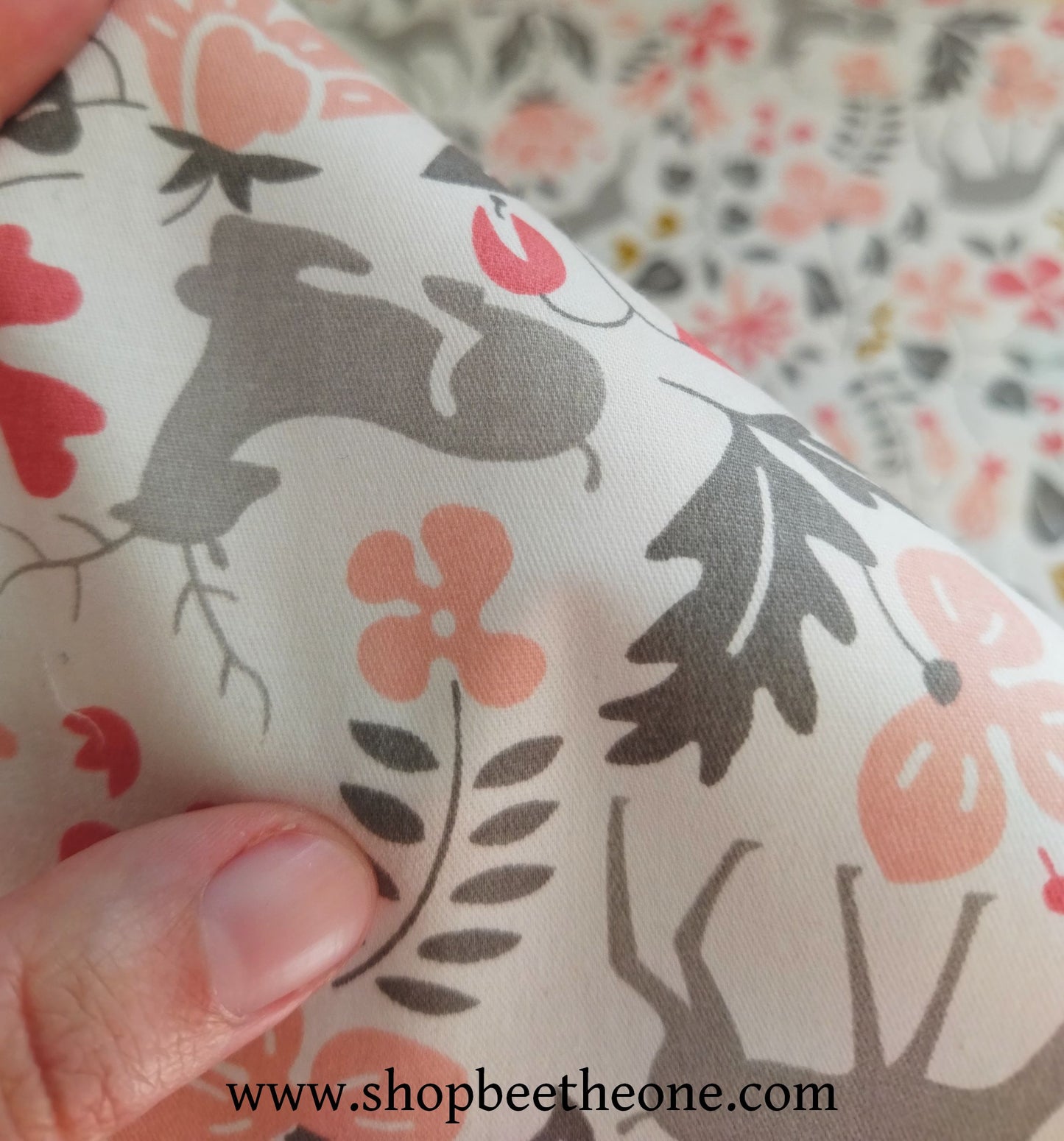 Coupon de twill coton "Cerfs, biches et fleurs" - 50 x 50 cm - rose/gris