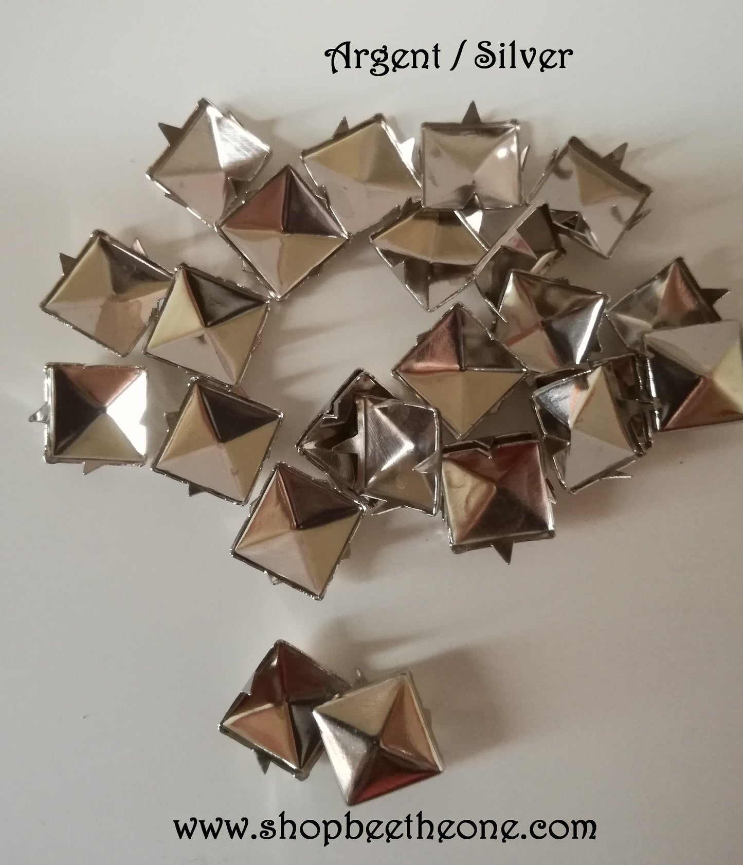 Clou rivet carré pyramide à griffe - 10 mm - 4 coloris