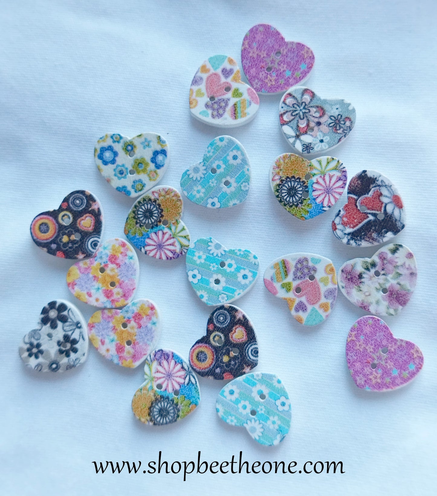 Lot de 19 Boutons Petit Coeur - motifs variés - en bois - 17 mm - prix réduit