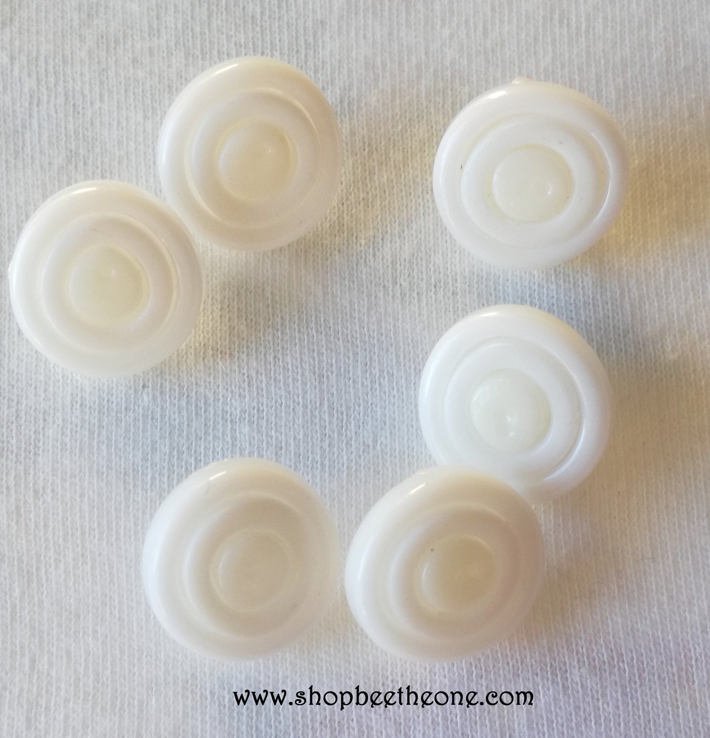 Bouton rond à queue en plastique anneau blanc - 13 mm - 19 coloris disponibles