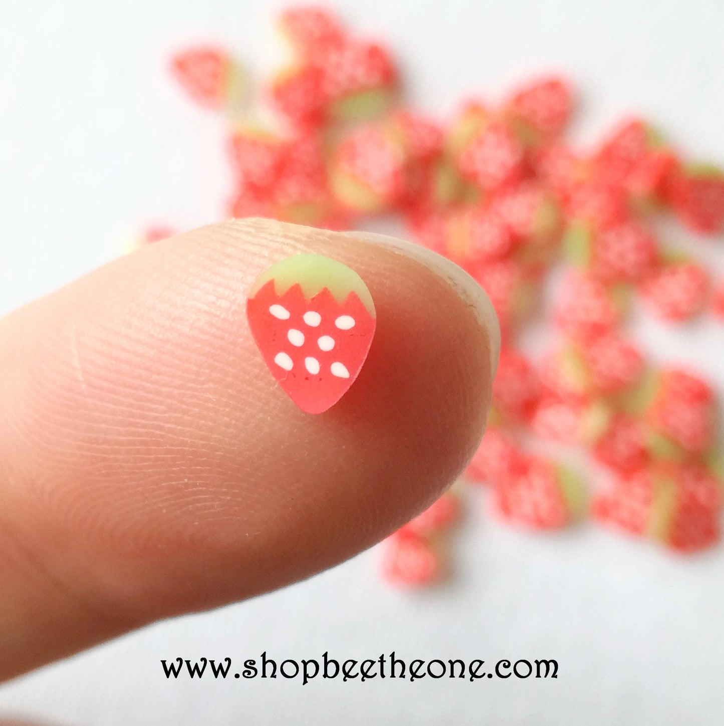 1 g (+/- 60 pièces) de Tranches de Fimo Pâte Polymère - Fraise rouge ou rose