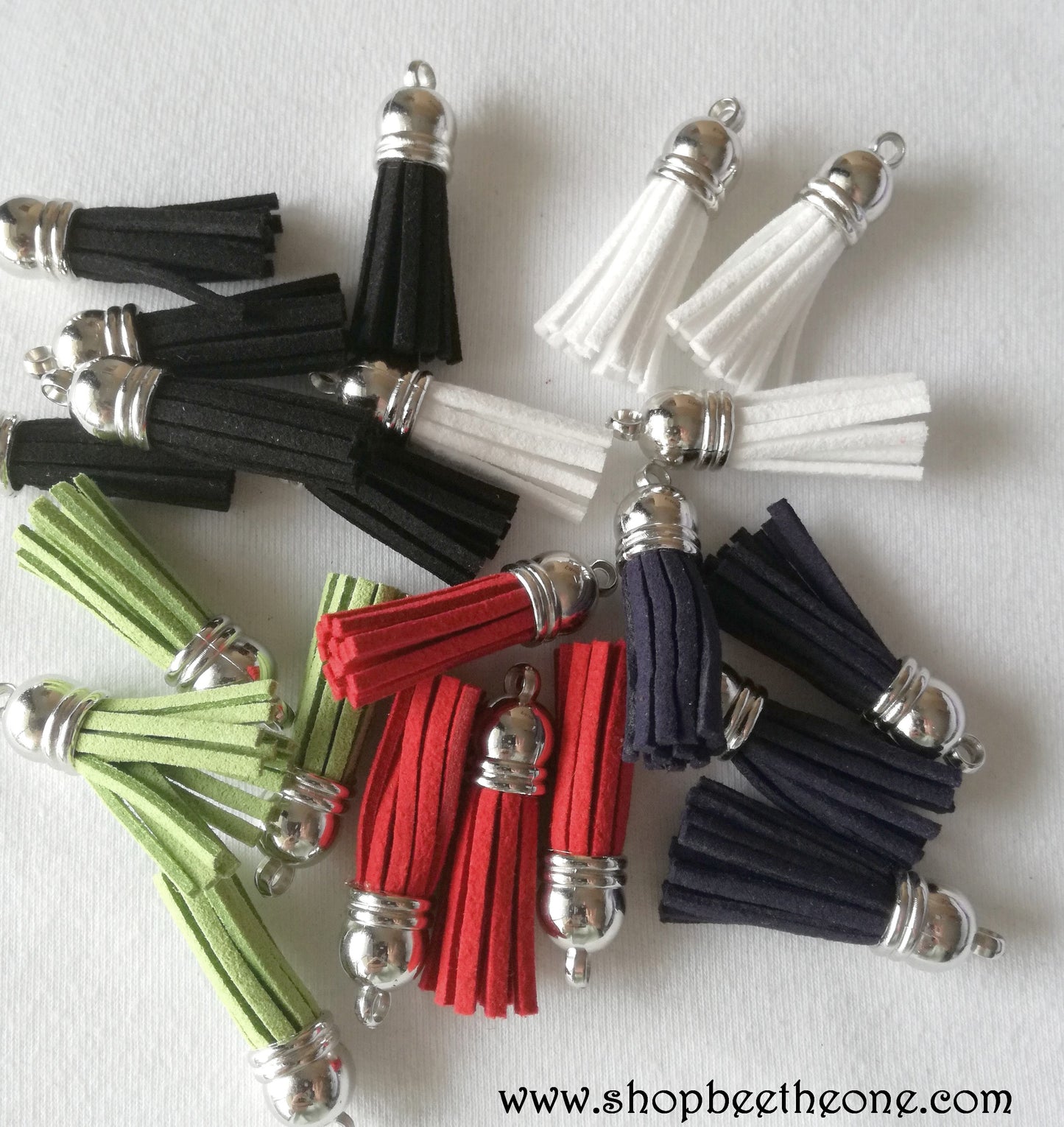 Breloque Pompon en suédine - 38 mm - Calotte argentée - 5 coloris