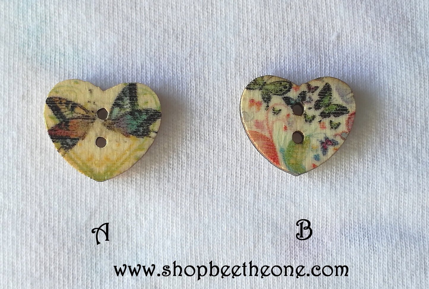Bouton Petit Coeur "Papillons" en bois façon vintage - 17 mm - 2 modèles