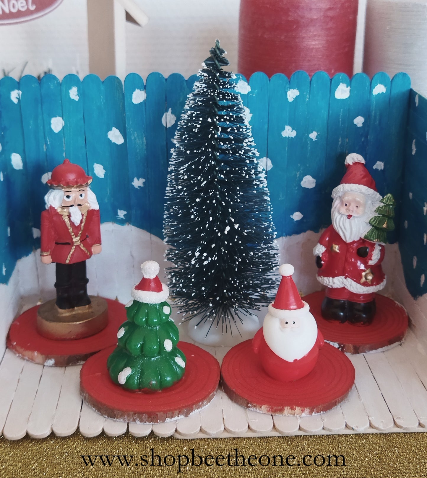 Décoration - Décor présentoir avec figurines de Noël et sapin sur rondins en bois