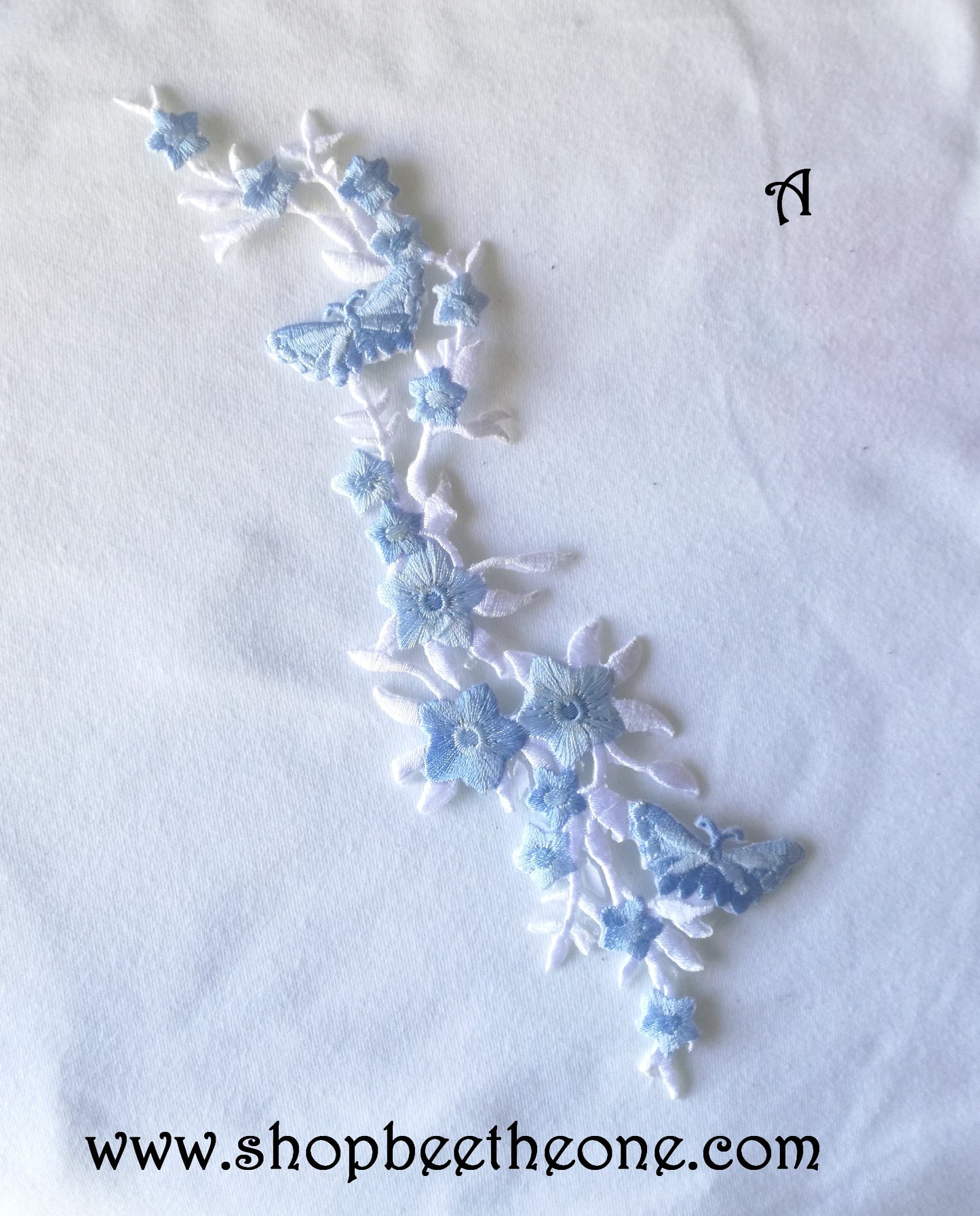 Maxi Applique broderie patch thermocollant Tige fleurie avec papillons 27 x 6,5 cm (à coudre ou repasser) - 5 coloris au choix