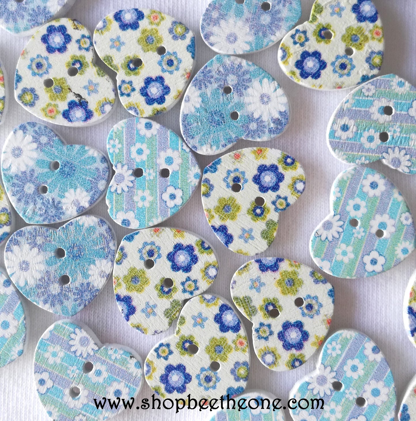 Bouton Petit Coeur "Fleurs bleues et blanches" en bois - 17 mm - 3 modèles