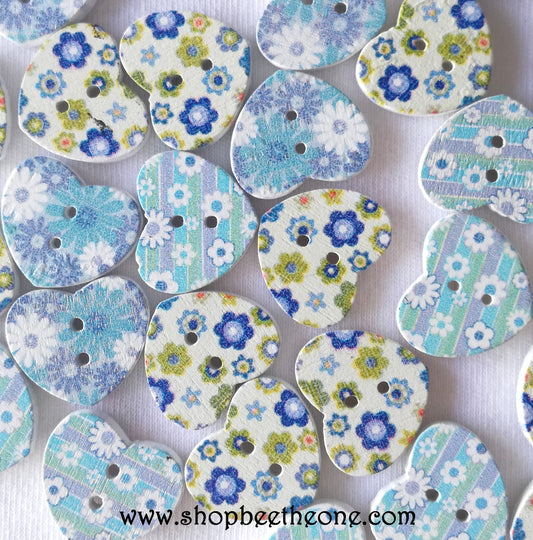 Bouton Petit Coeur "Fleurs bleues et blanches" en bois - 17 mm - 3 modèles