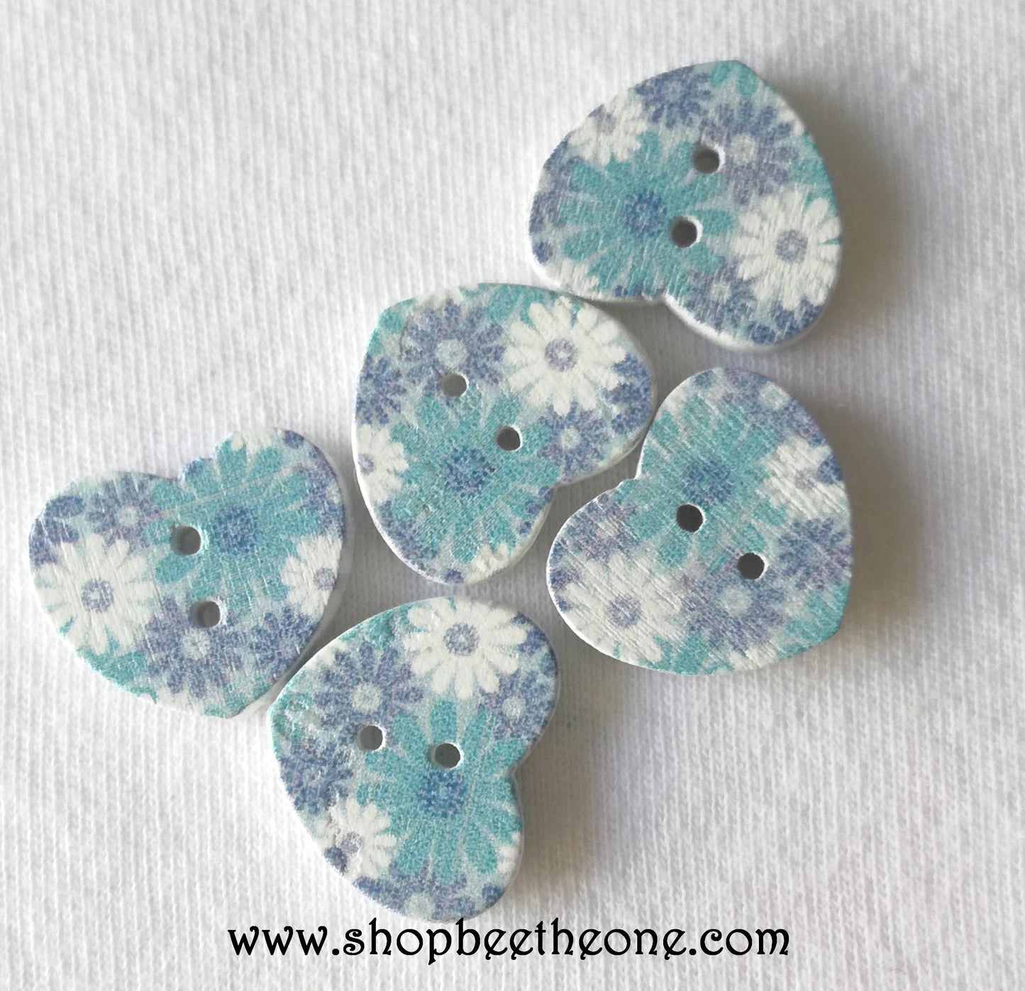 Bouton Petit Coeur "Fleurs bleues et blanches" en bois - 17 mm - 3 modèles