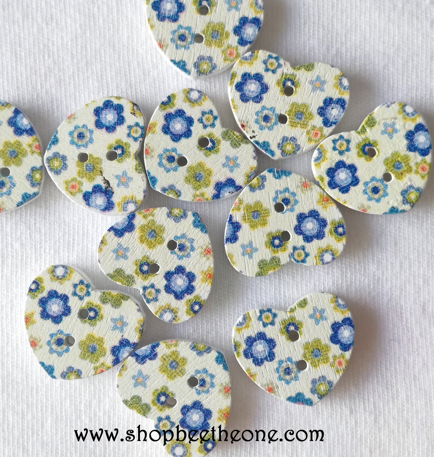 Bouton Petit Coeur "Fleurs bleues et blanches" en bois - 17 mm - 3 modèles