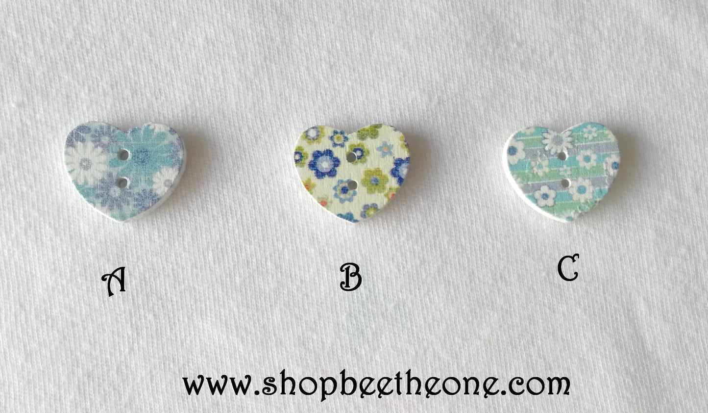 Bouton Petit Coeur "Fleurs bleues et blanches" en bois - 17 mm - 3 modèles
