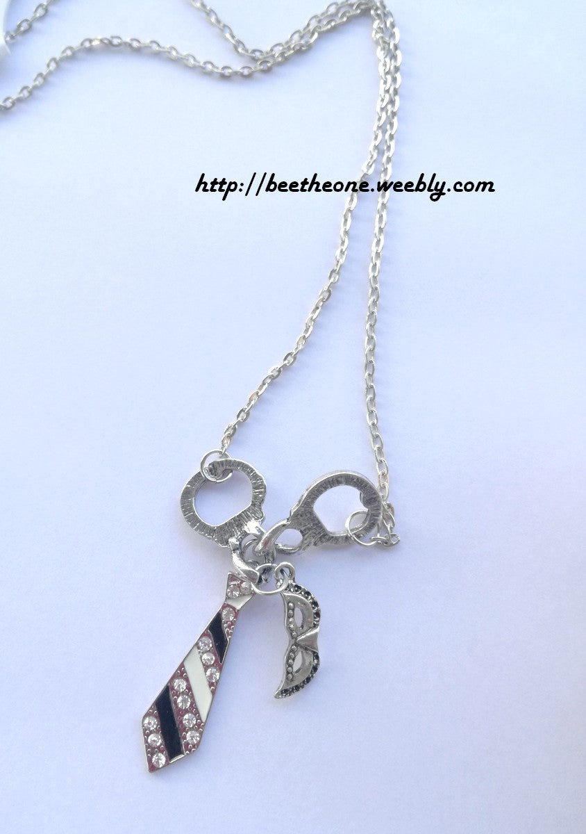Collier multi-breloques - Menottes, cravate et masque - Inspiré par 50 Nuances de Grey