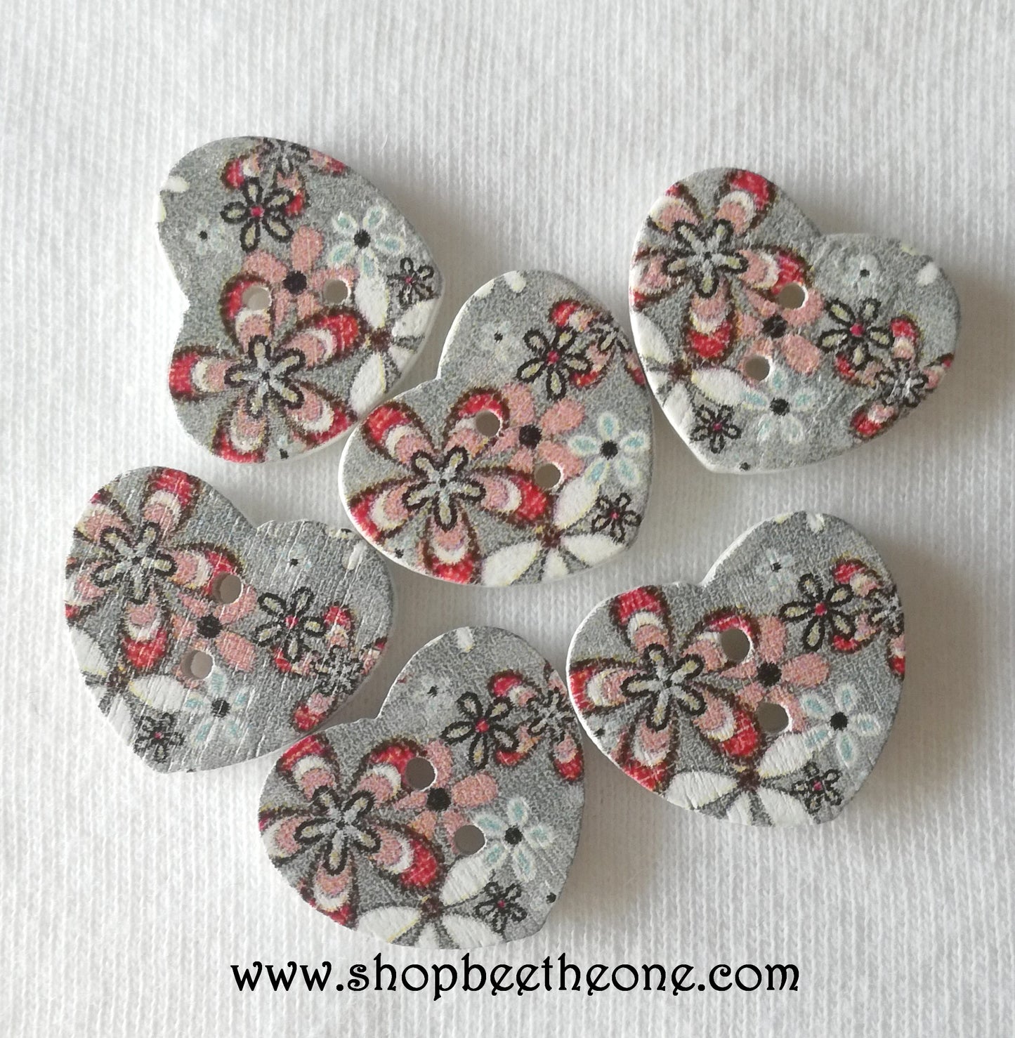 Bouton Petit Coeur "Fleurs noires et grises" en bois - 17 mm - 2 modèles