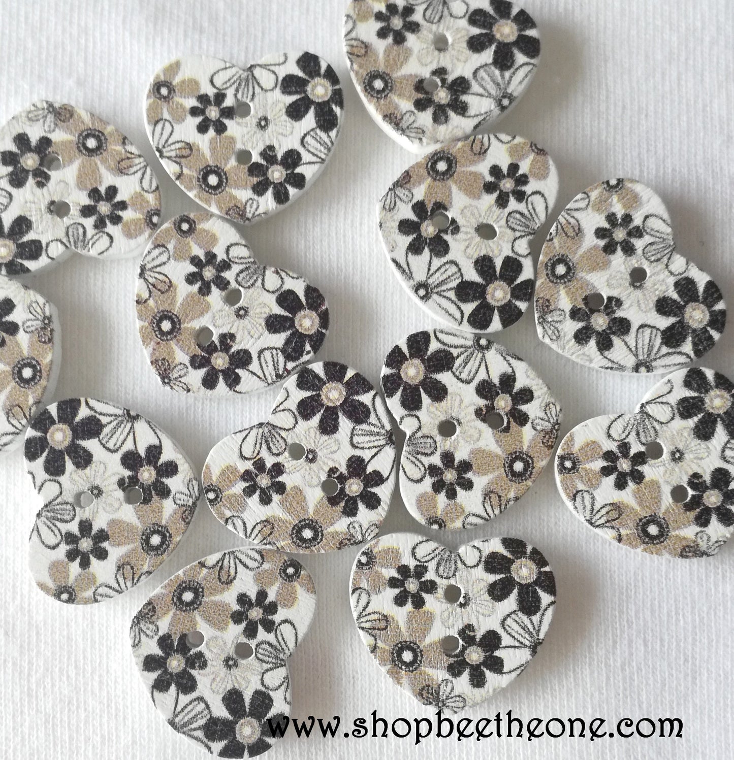 Bouton Petit Coeur "Fleurs noires et grises" en bois - 17 mm - 2 modèles