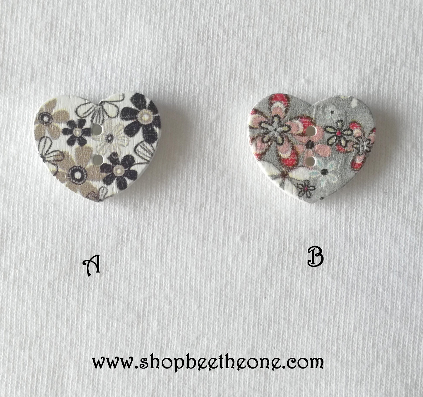 Bouton Petit Coeur "Fleurs noires et grises" en bois - 17 mm - 2 modèles